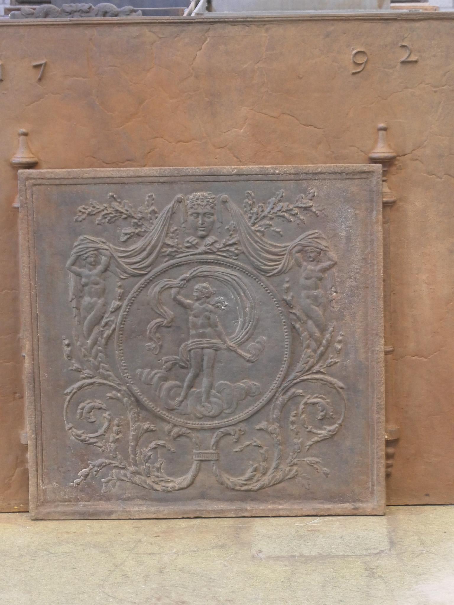 Rivestimento per caminetto francese della fine del XVIII o dell'inizio del XIX secolo con la dea Venere. Dea dell'amore, della bellezza e della fertilità. Periodo neoclassico

Lo schienale è in ghisa e presenta una patina marrone naturale. Su