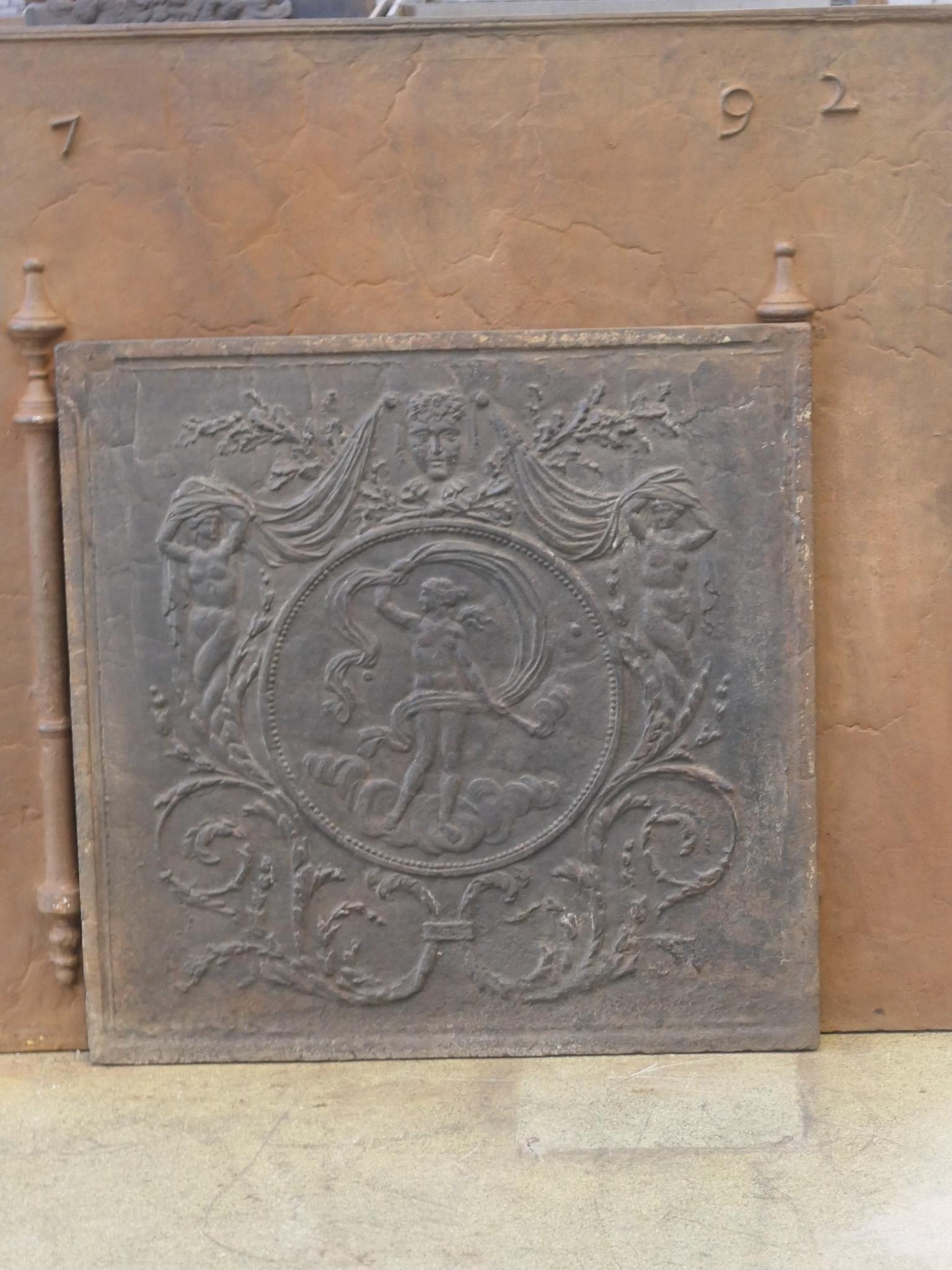 Plaque de cheminée d'époque néoclassique française de la fin du XVIIIe ou du début du XIXe siècle, représentant la déesse Vénus. Déesse de l'amour, de la beauté et de la fertilité. 

La plaque de cheminée est en fonte et a une patine brune