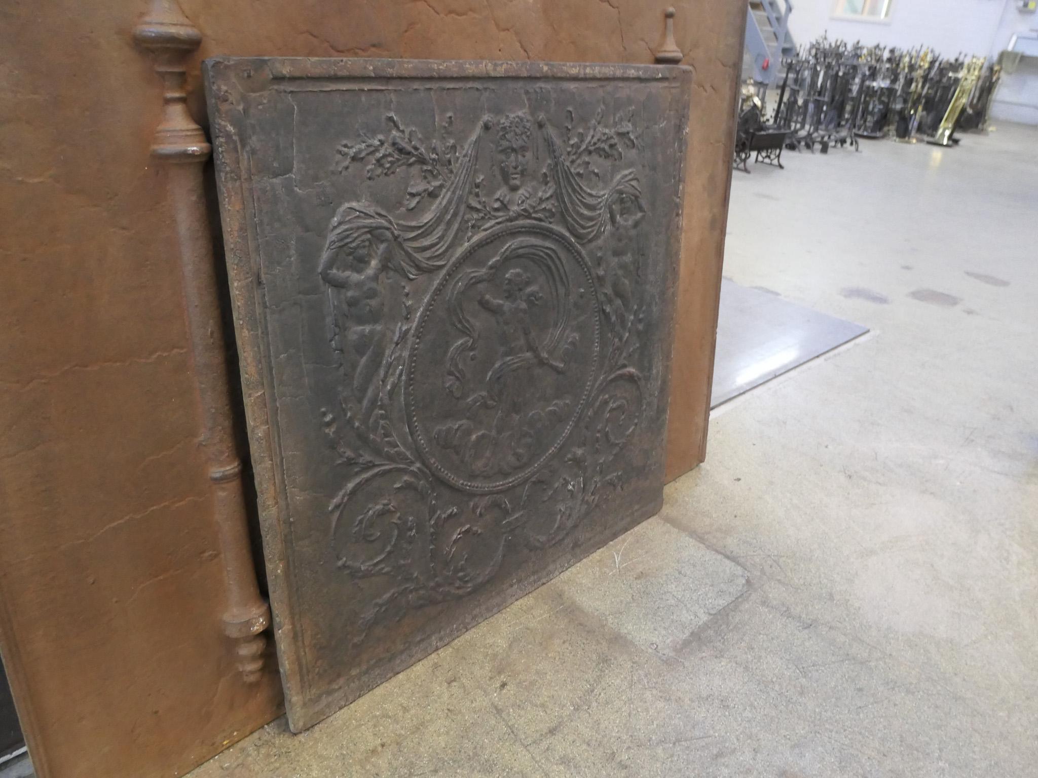 Moulage Plaque de cheminée française ancienne avec la déesse Vénus, période néoclassique en vente