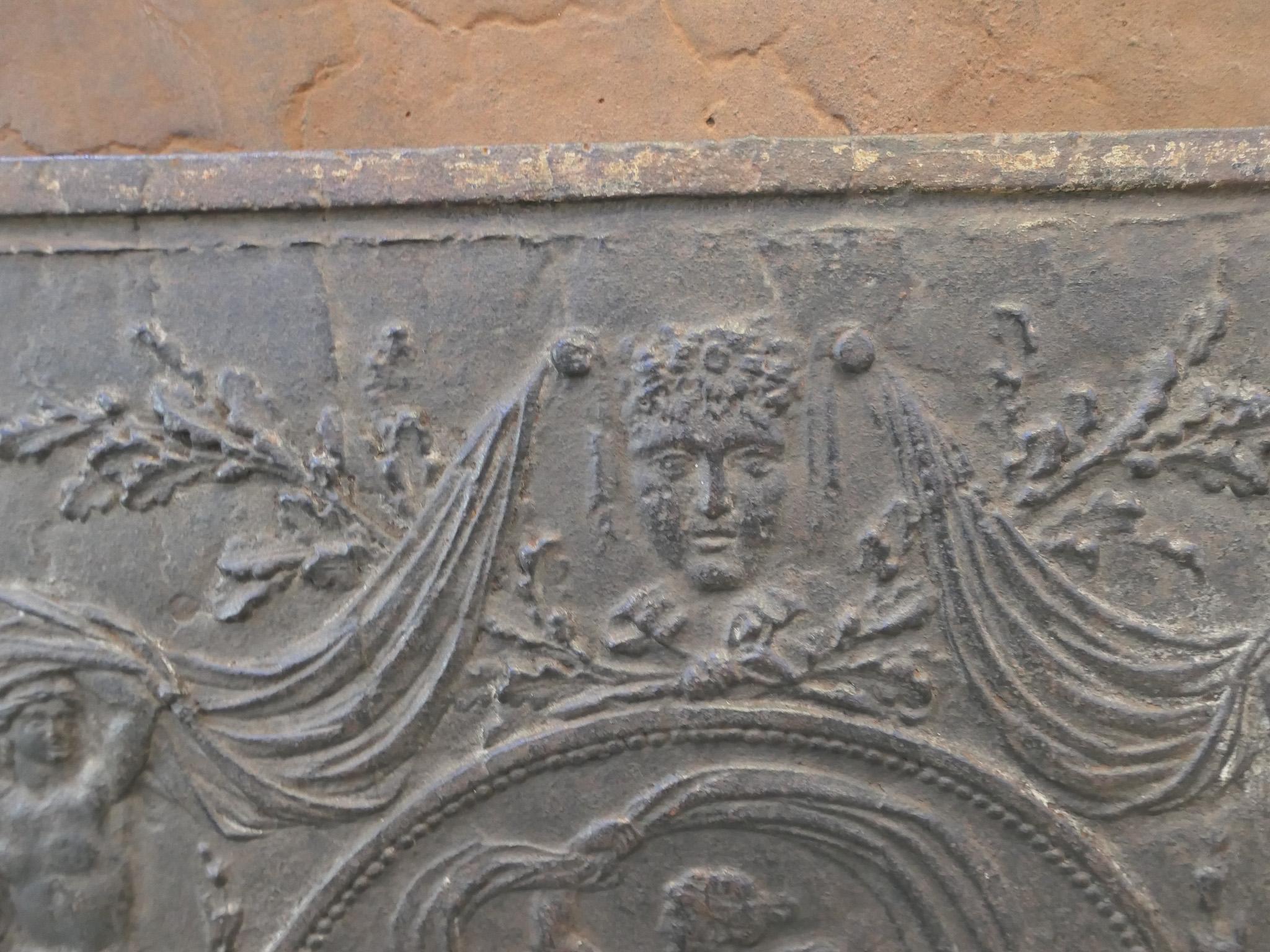 Plaque de cheminée française ancienne avec la déesse Vénus, période néoclassique Bon état - En vente à Soest, NL