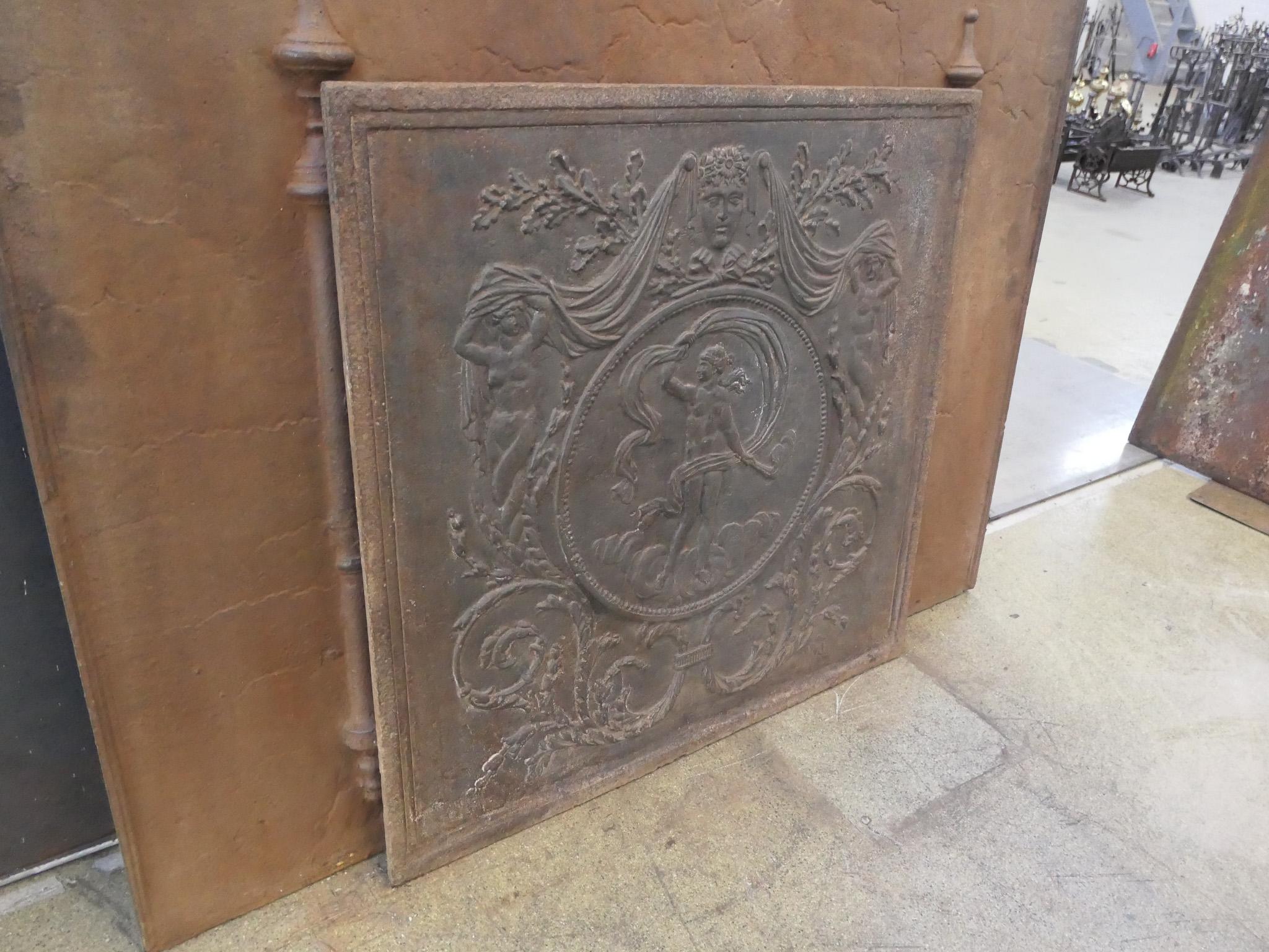 Ferro Antique French Fireback / Backsplash con la dea Venere, periodo neoclassico in vendita