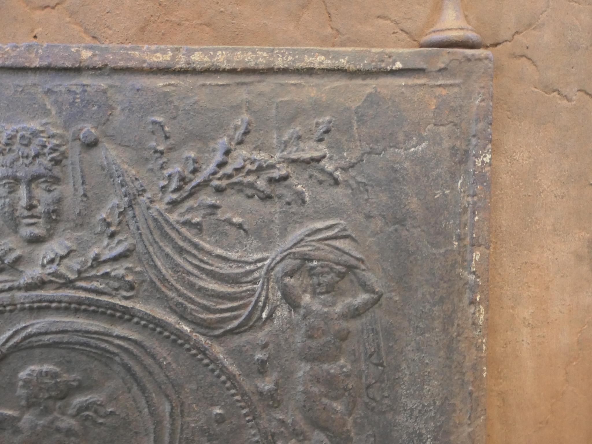 Fer Plaque de cheminée française ancienne avec la déesse Vénus, période néoclassique en vente