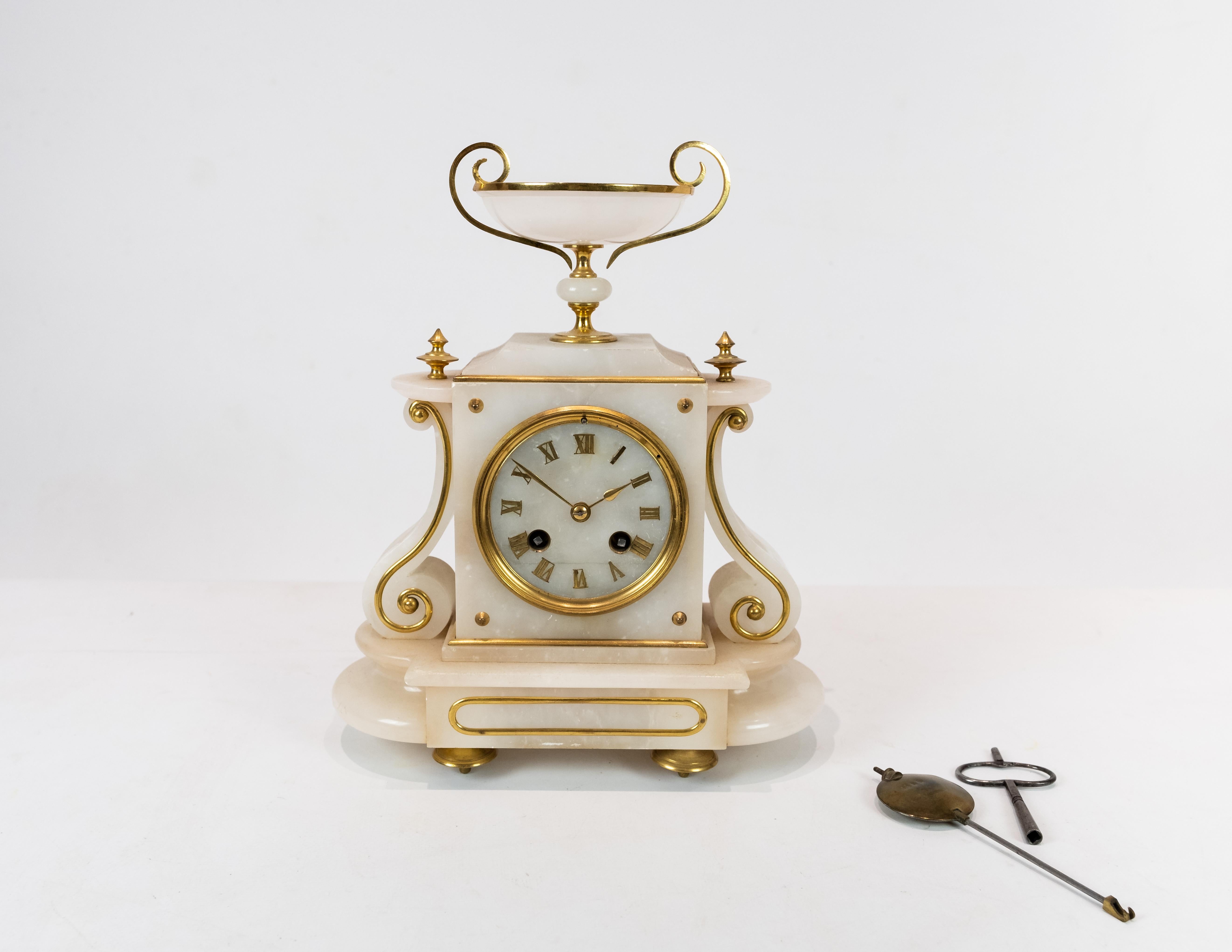 Antique French fireplace clock in marble from circa 1820s. The clock is in great antique condition.
  