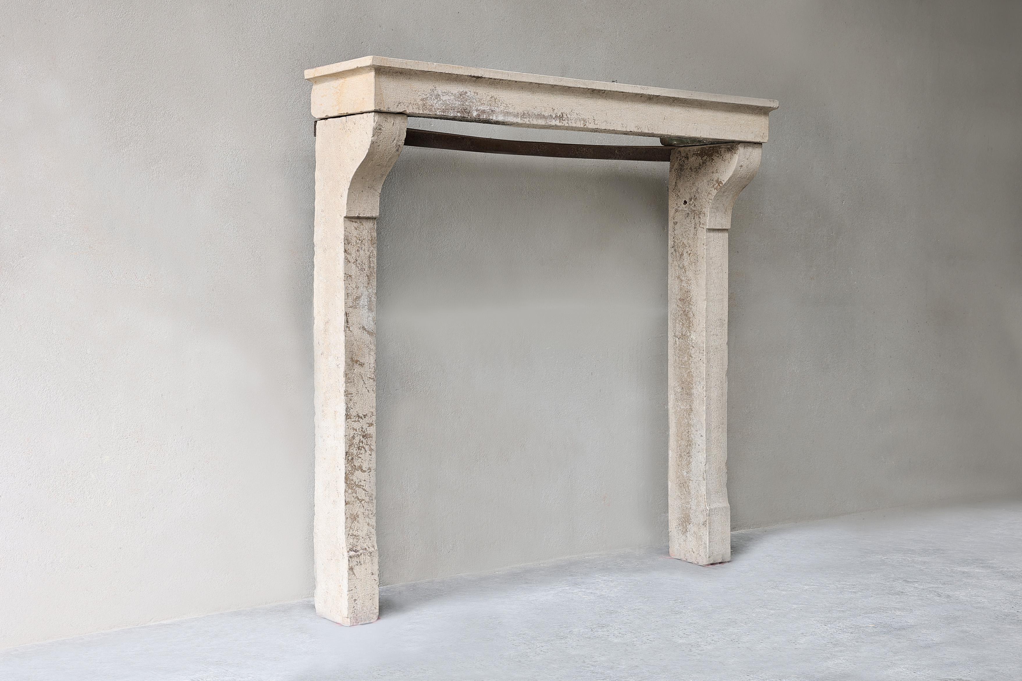 Bellissimo camino antico in pietra calcarea francese del XIX secolo! Una mensola con un aspetto tranquillo e una bella combinazione di colori caldi. Questo antico caminetto è compatto e semplice ed è un pezzo d'arredamento prezioso per qualsiasi