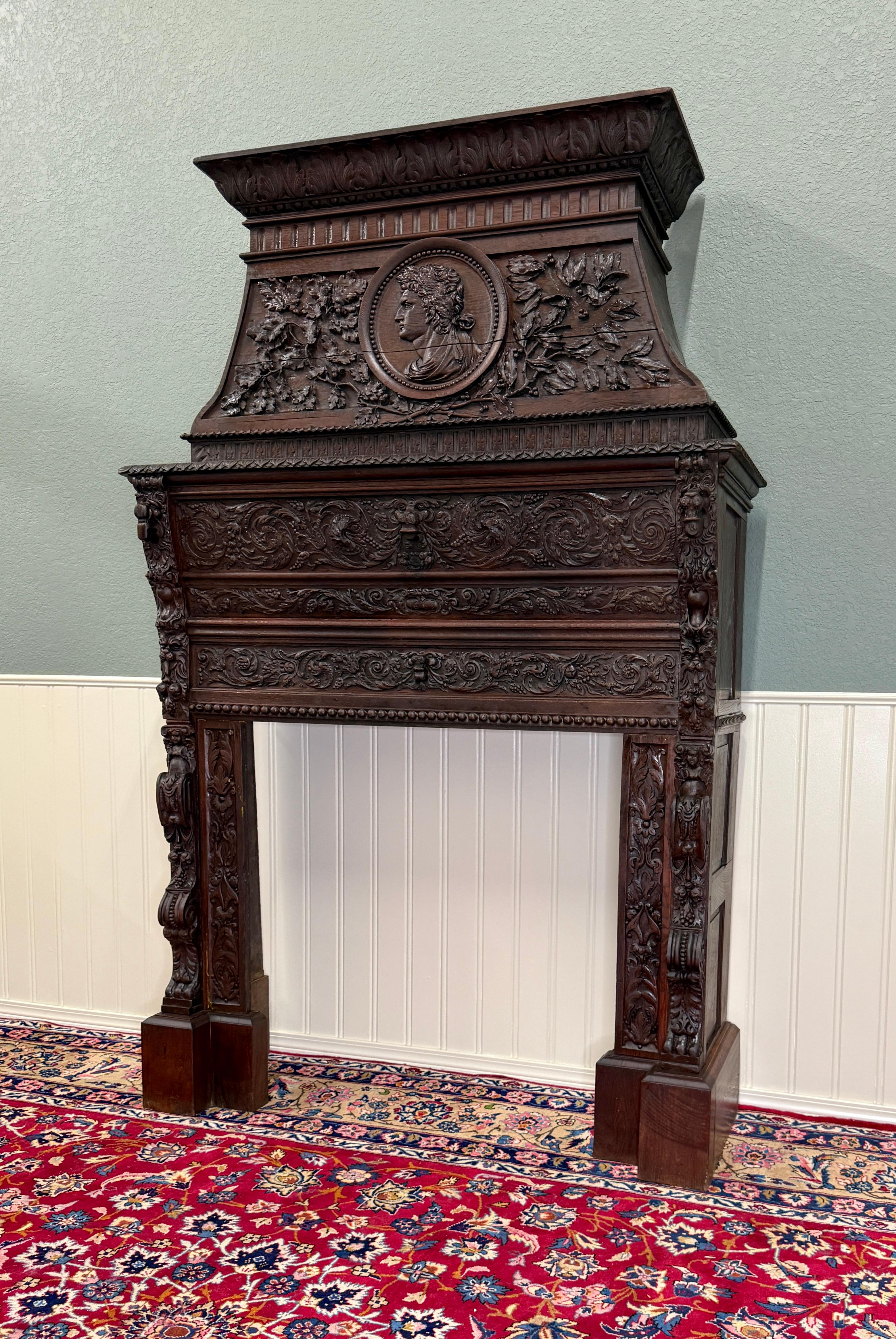 Francese Antique French, cornice per caminetto rinascimentale in quercia intagliata del XIX secolo in vendita