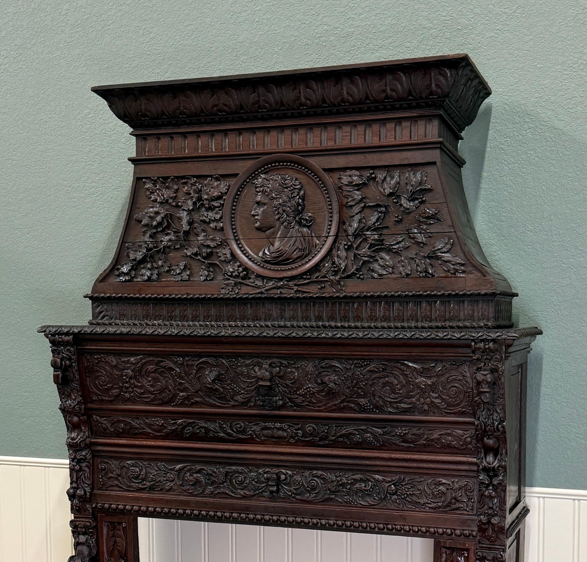 Intagliato Antique French, cornice per caminetto rinascimentale in quercia intagliata del XIX secolo in vendita