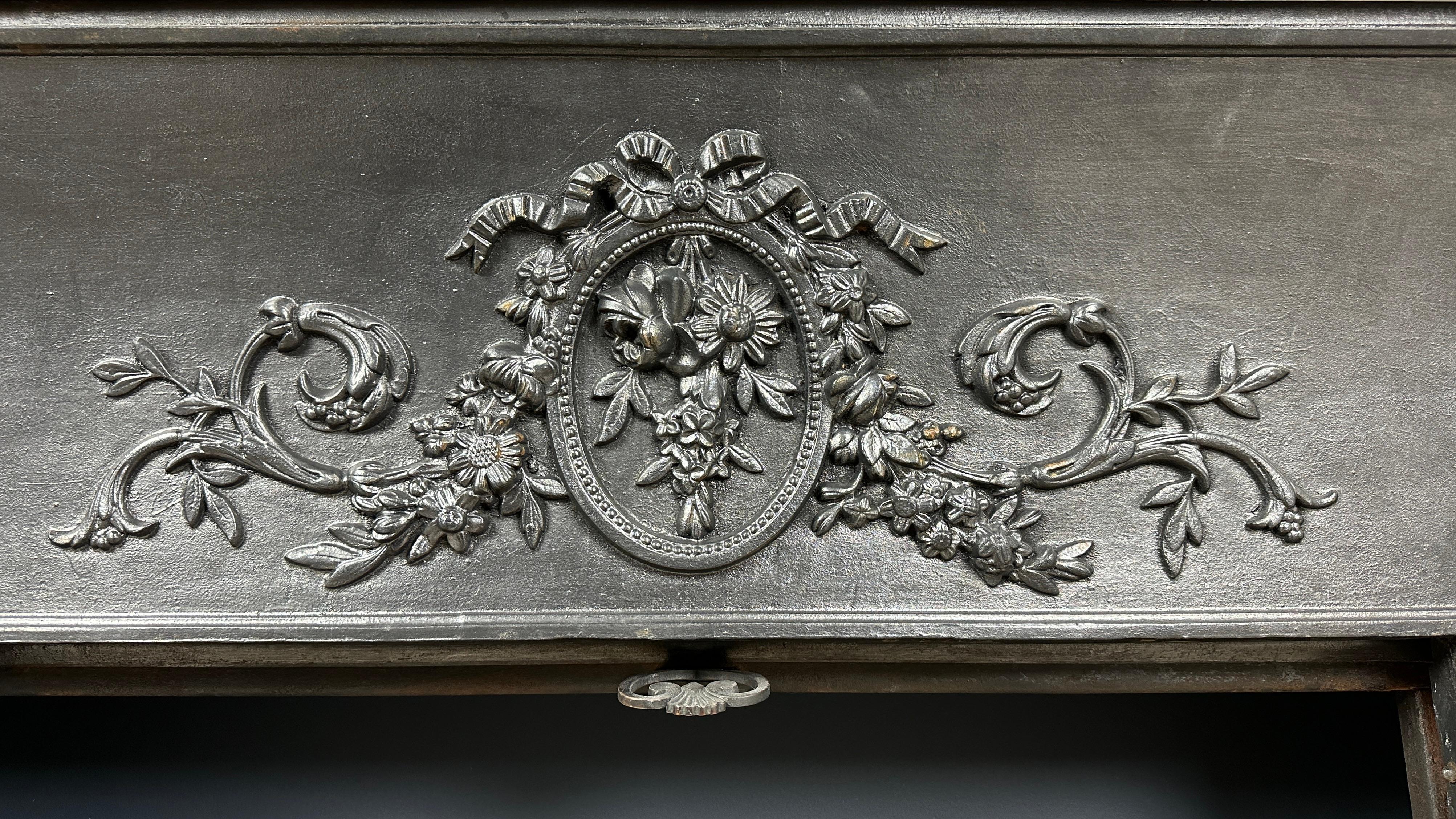 XIXe siècle Cheminée française ancienne en marbre de Carrare avec insert en acier inclus en vente