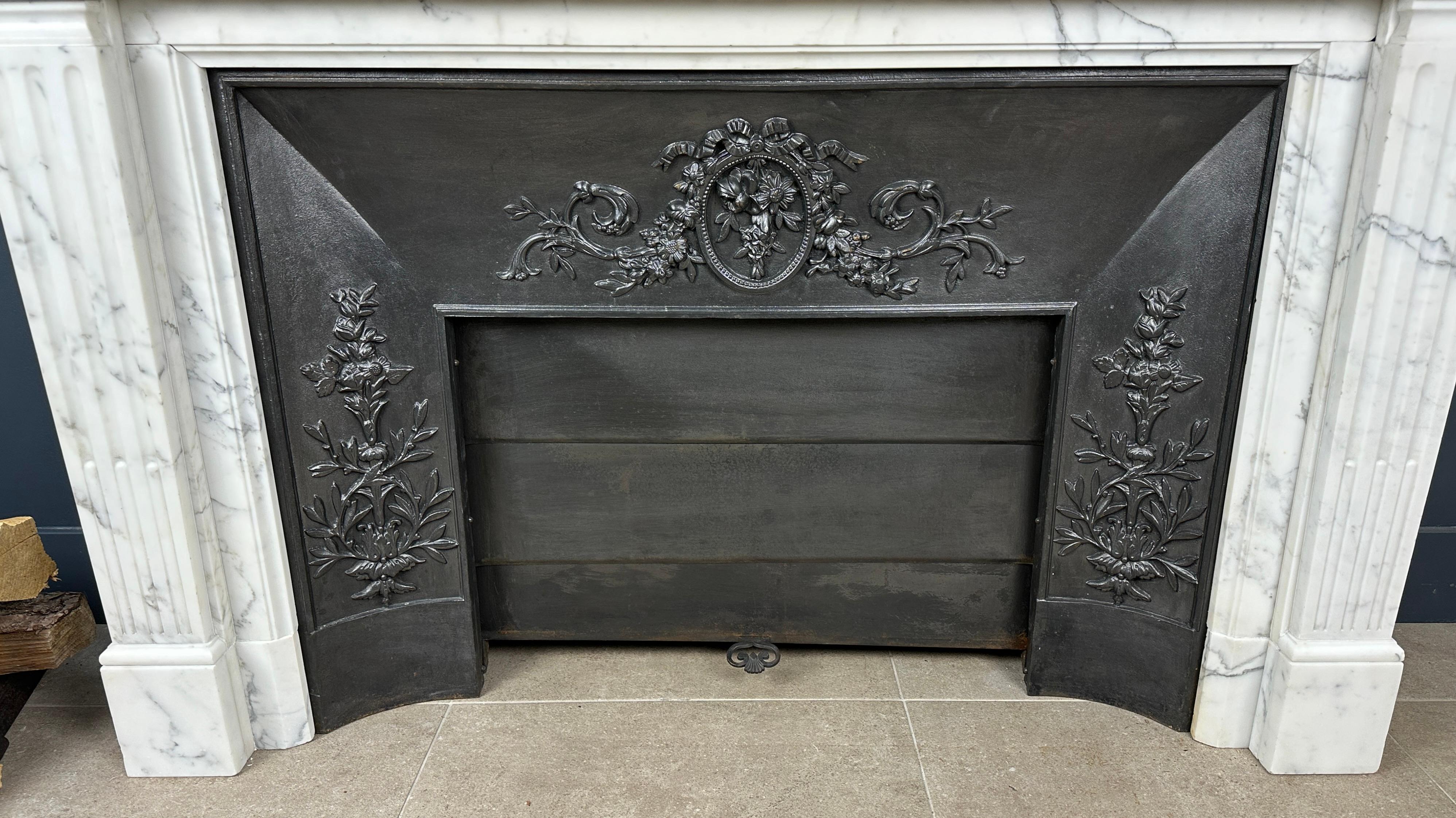Cheminée française ancienne en marbre de Carrare avec insert en acier inclus en vente 3