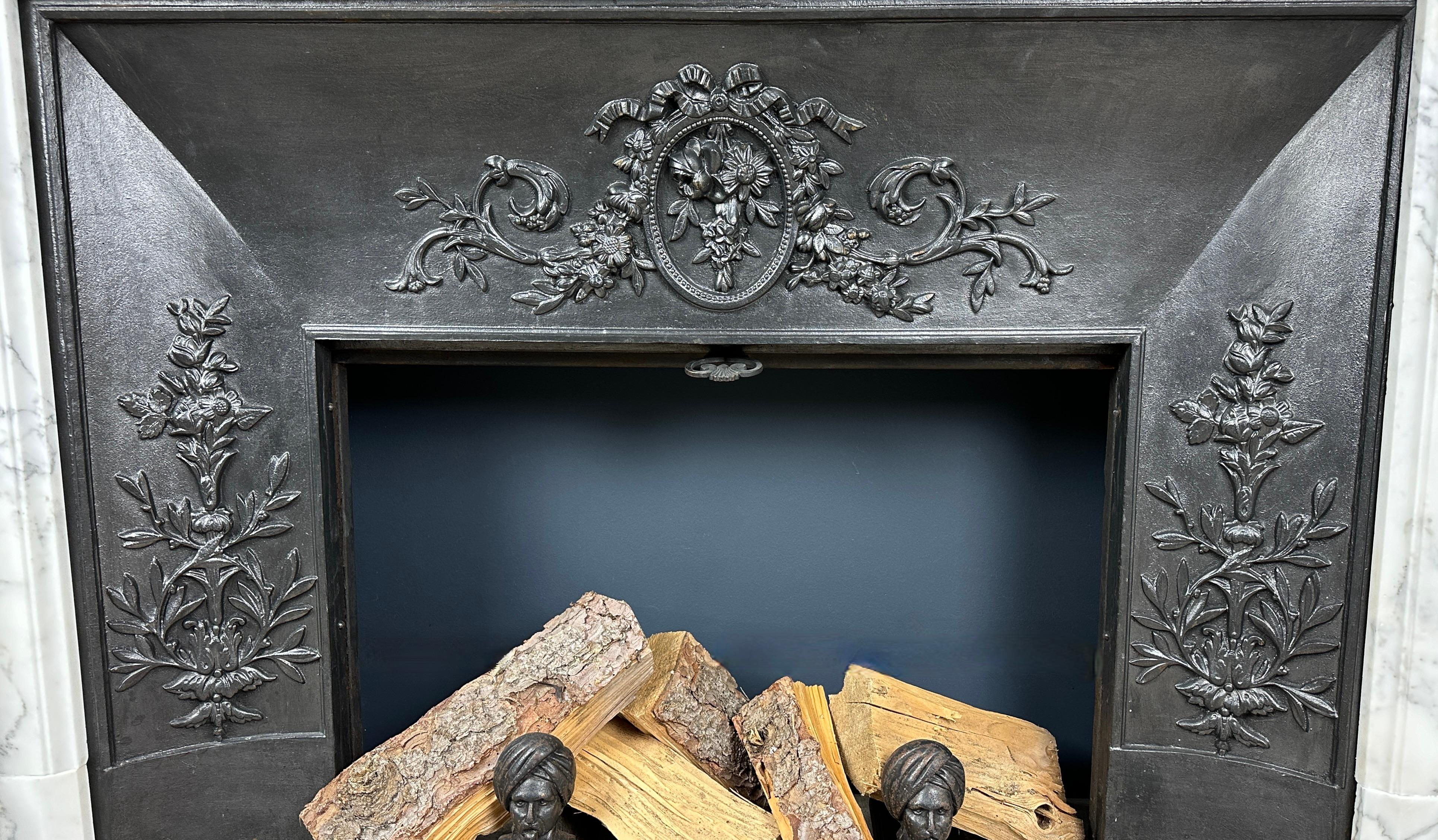 Cheminée française ancienne en marbre de Carrare avec insert en acier inclus Bon état - En vente à Oostvoorne, NL