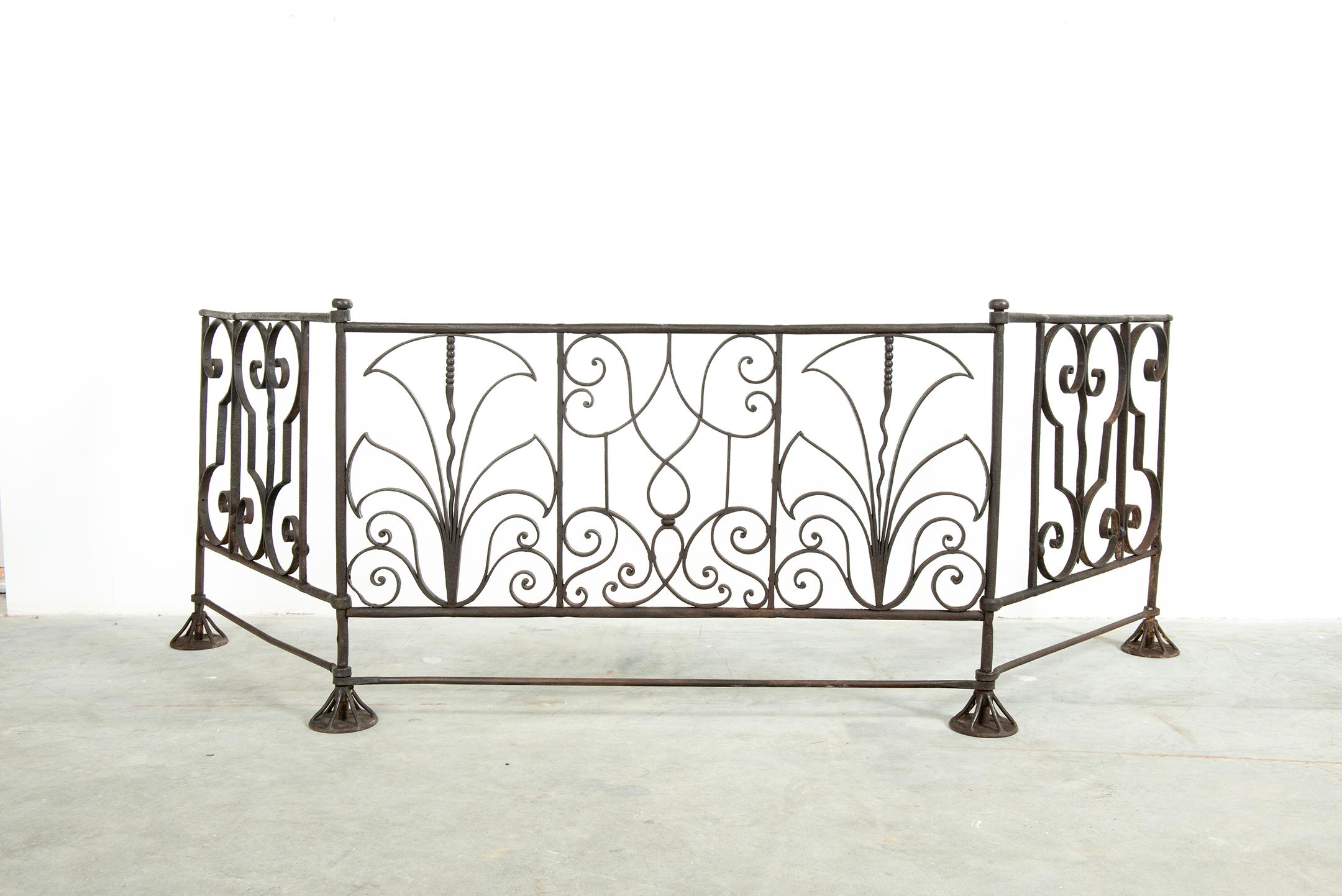 Happy to offer this very attractive and rare 17th century French firescreen or gate.

This amazingly crafted gate is in perfect condition and super sturdy.
The round feet carry the three section with grace but give it the support necessary.
Its