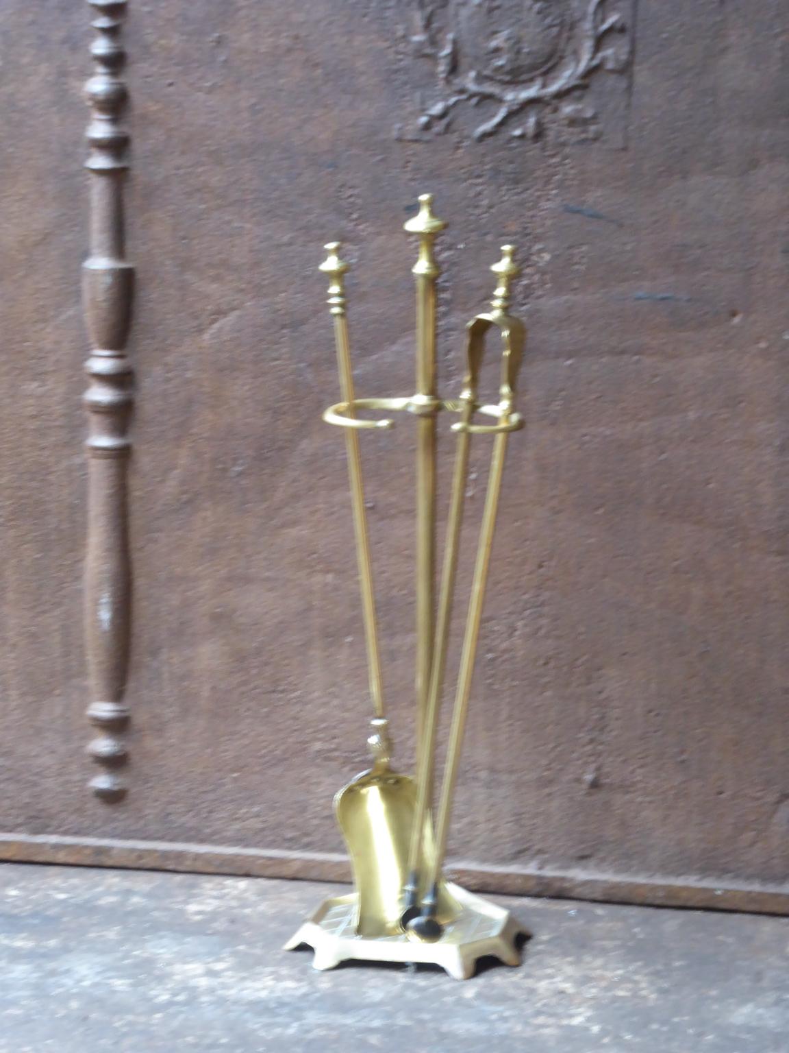 Juego de herramientas para chimenea francesa Napoleón III del siglo XIX-principios del XX, hierros de fuego de latón pulido. El juego de herramientas consta de un soporte y dos planchas de cocina. Está en buen estado y es totalmente
