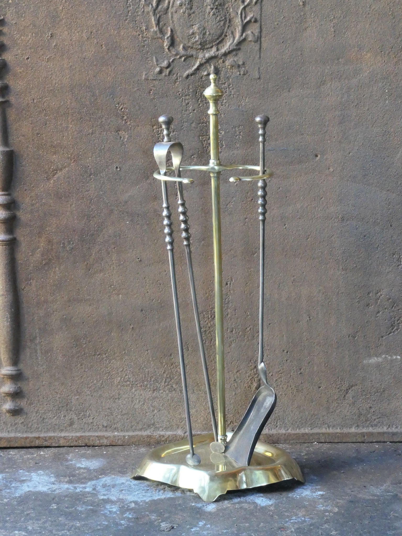 Ensemble d'outils de cheminée d'époque Napoléon III du 19e siècle. L'ensemble des outils se compose d'un support et de deux fers à repasser. Le support est en laiton poli et les outils sont en fer forgé. Il est en bon état et fonctionne