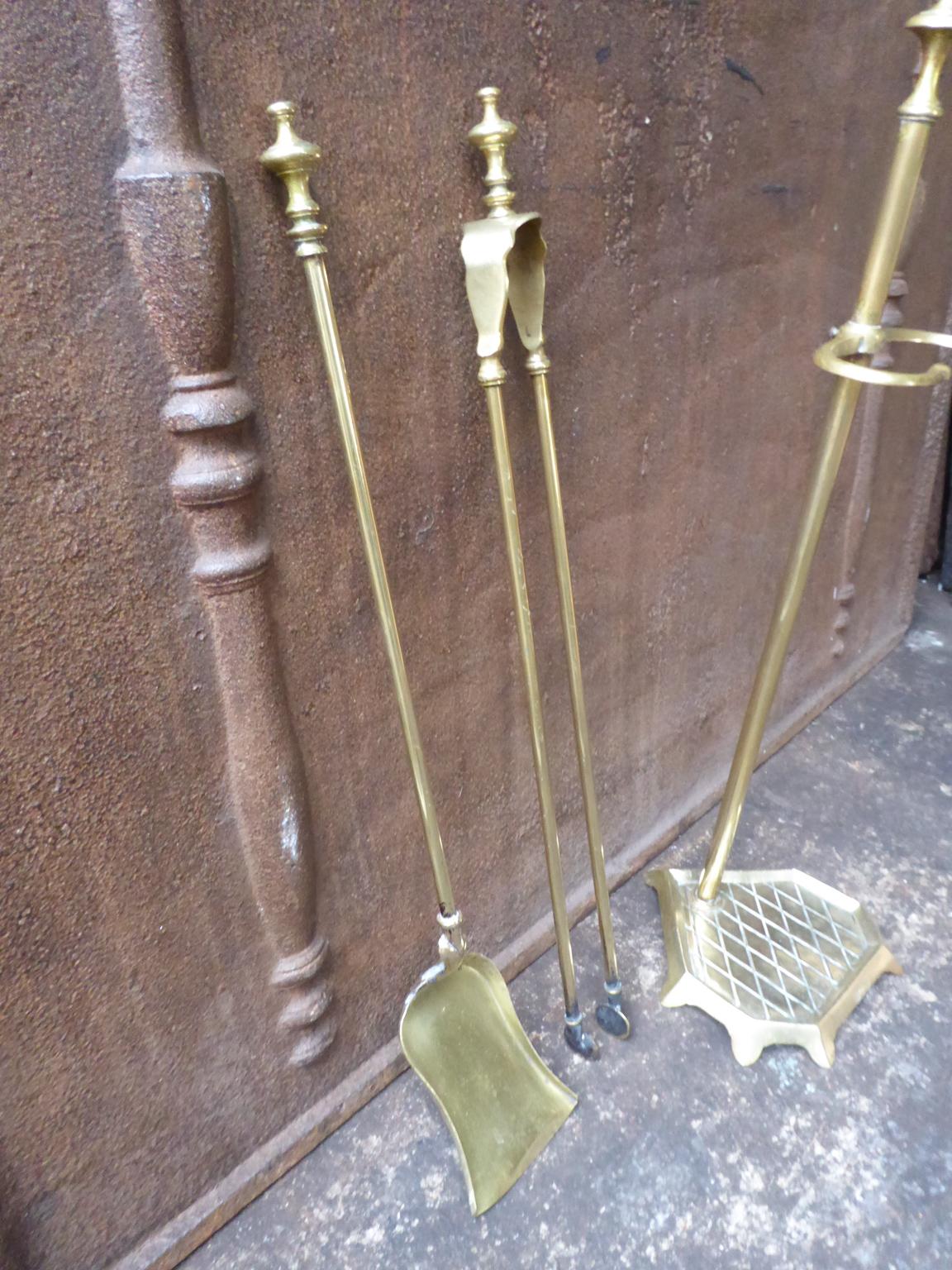 Antiguos utensilios franceses para la chimenea o el fuego, Siglo XIX - principios del XX Latón en venta