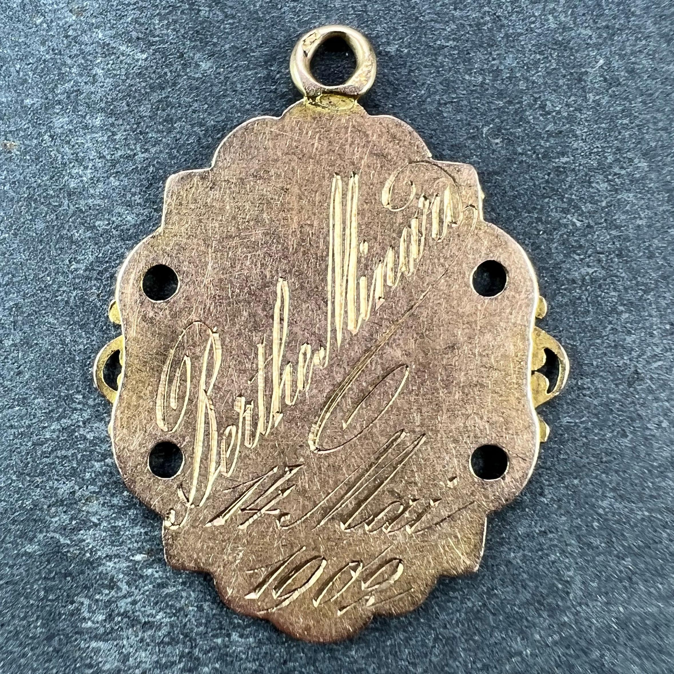 Ancien pendentif breloque de la première communion française en or jaune, rose et blanc 18 carats Bon état - En vente à London, GB