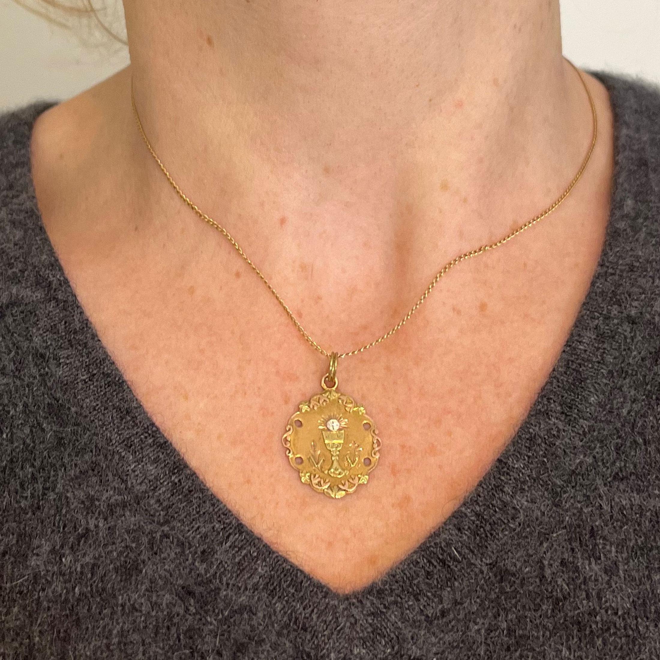 Ancien pendentif breloque de la première communion française en or jaune, rose et blanc 18 carats Unisexe en vente