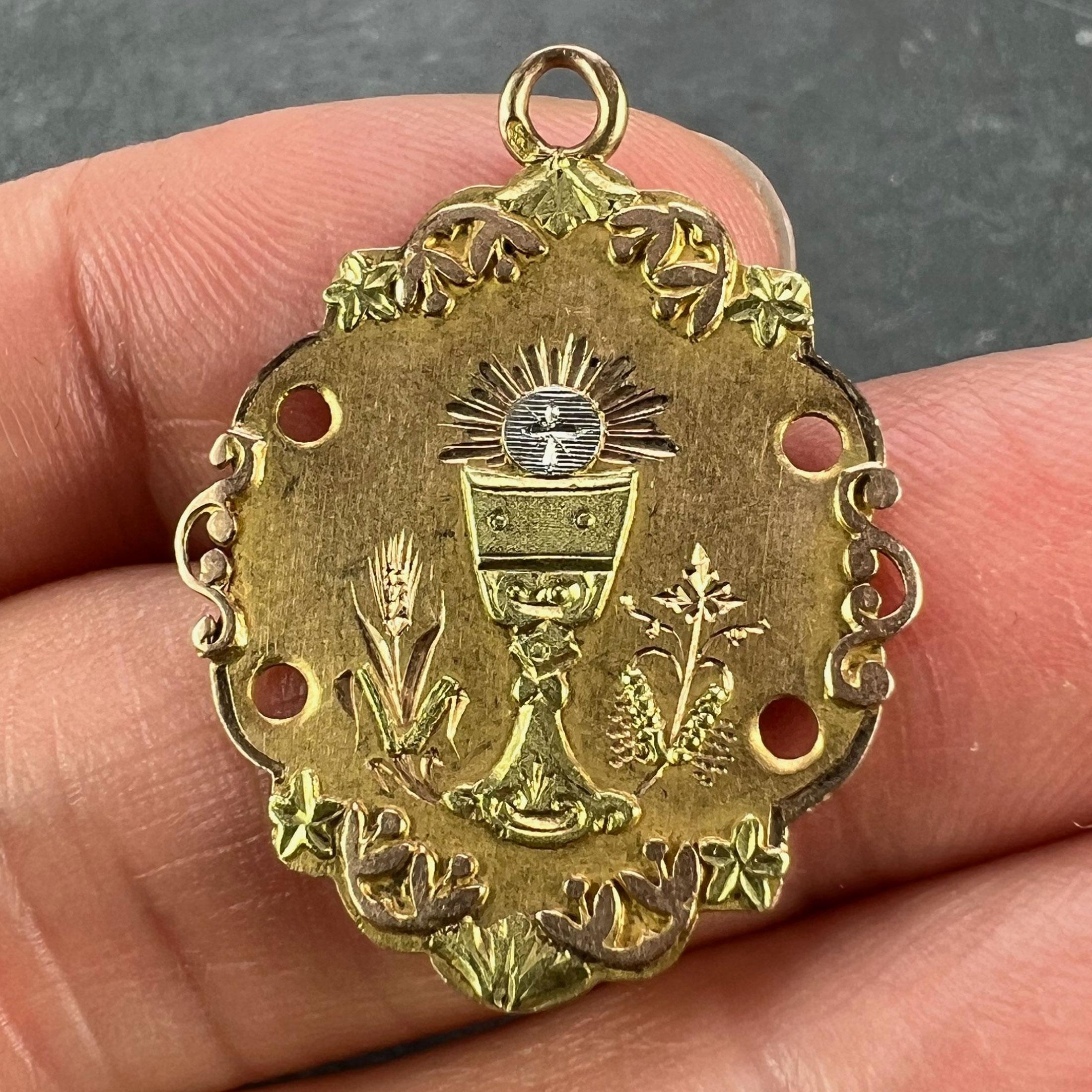 Ancien pendentif breloque de la première communion française en or jaune, rose et blanc 18 carats en vente 1