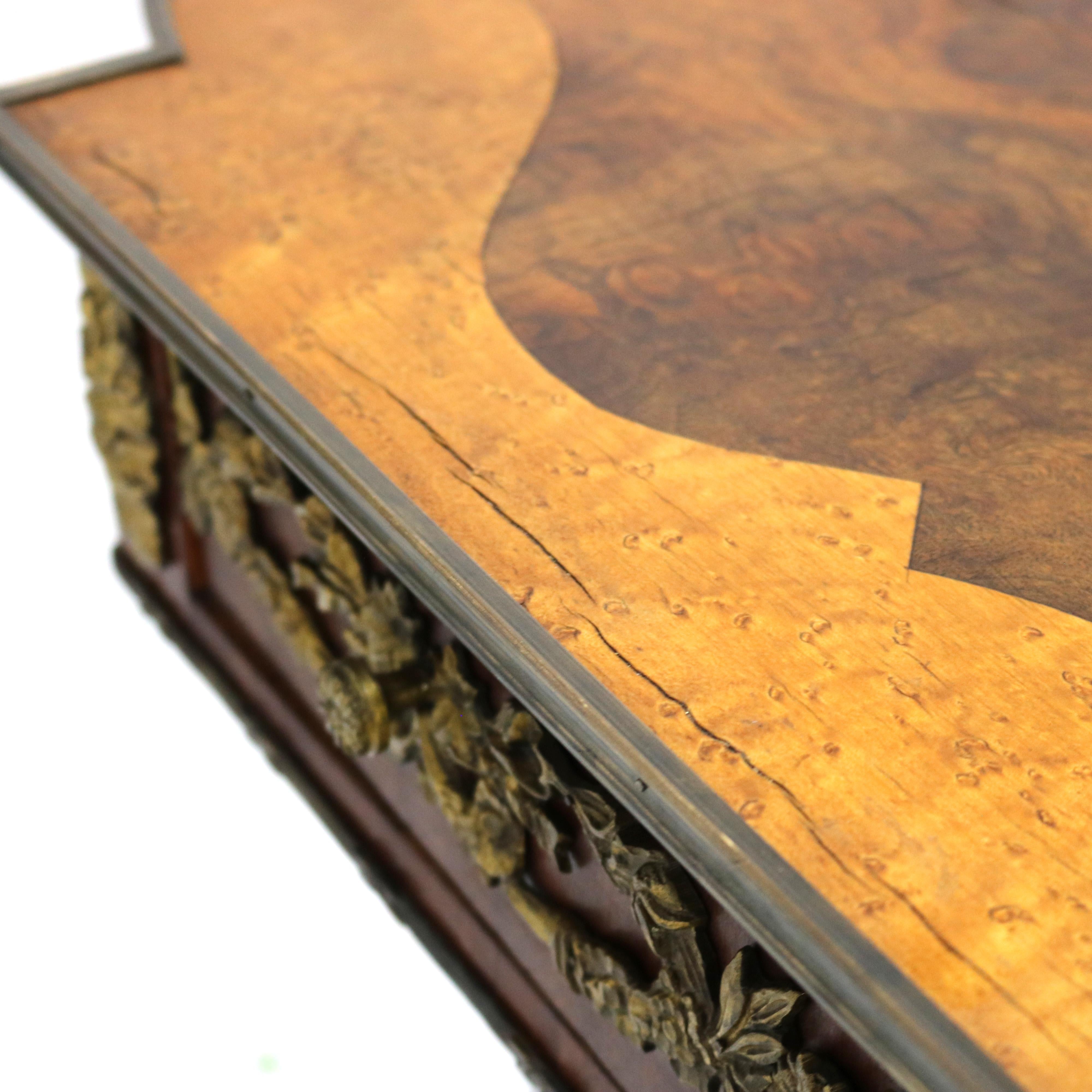 Table de service ancienne en acajou flammé, érable moucheté et bronze doré C1920 en vente 14