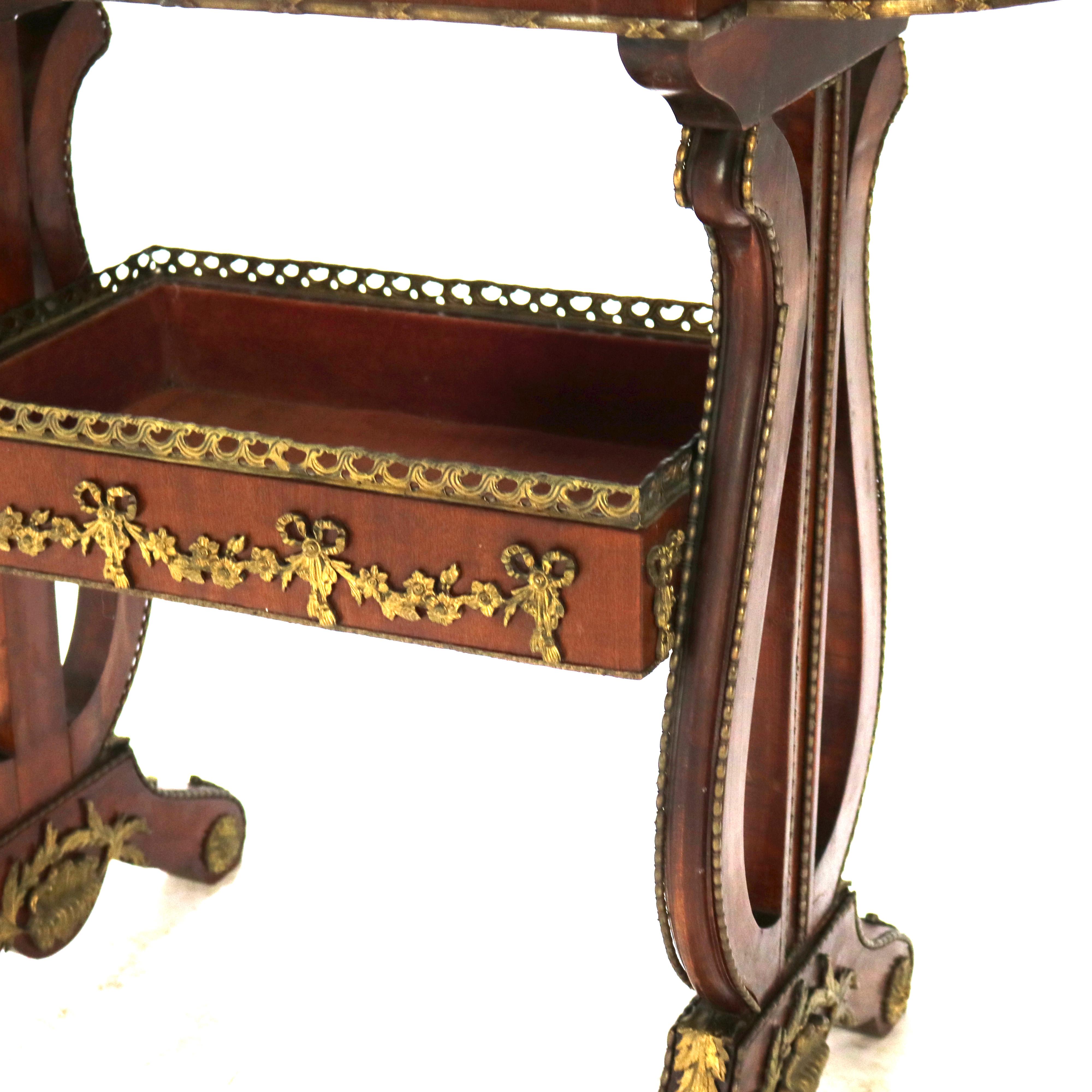 20ième siècle Table de service ancienne en acajou flammé, érable moucheté et bronze doré C1920 en vente
