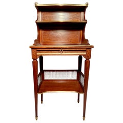 Ancienne table de nuit française en acajou flammé avec  Montures en bronze, datant d
environ 1880