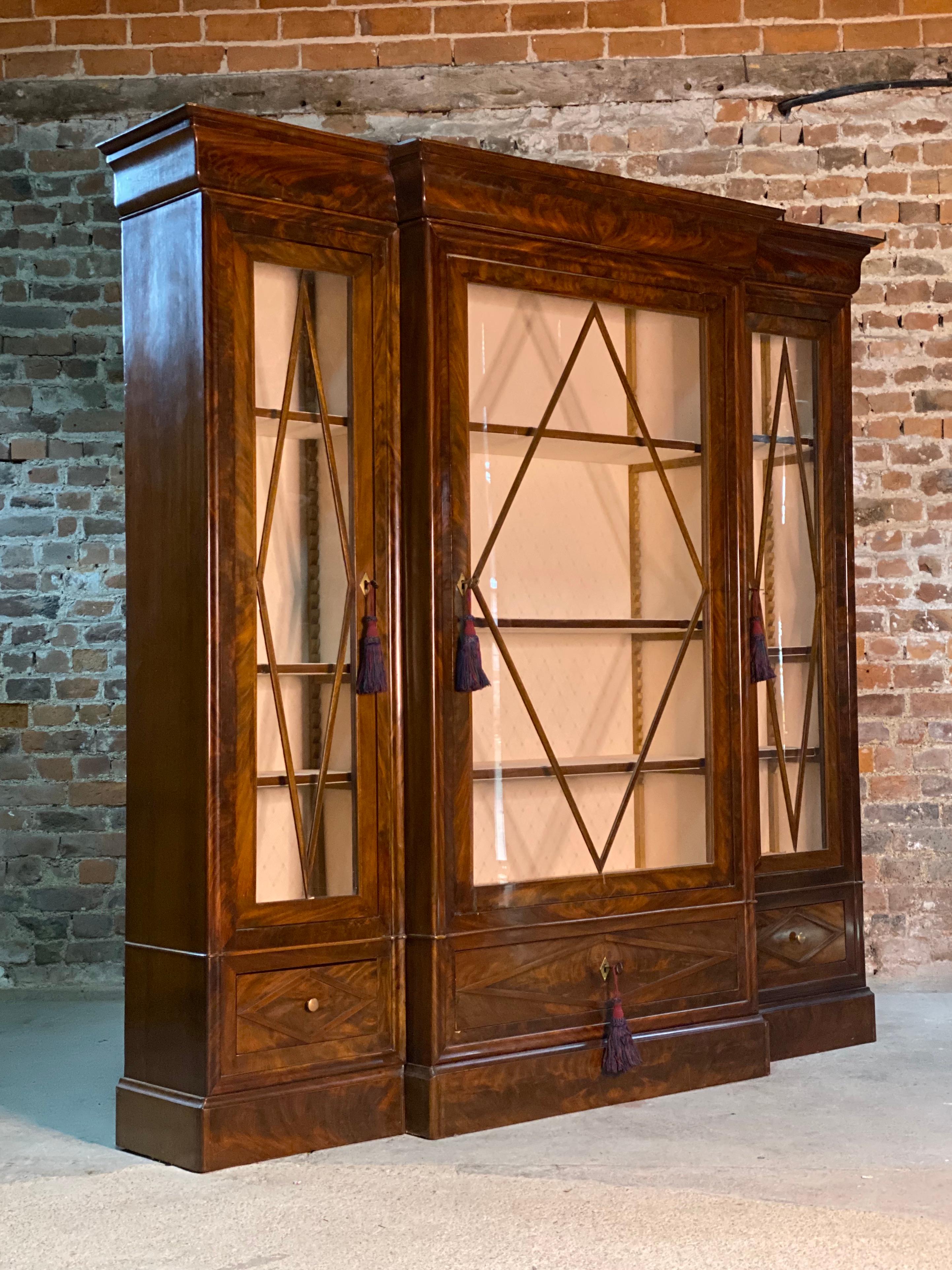 Antique French Flamed Mahogany Three-Door Glazed Breakfront Display Cabinet In Good Condition In Longdon, Tewkesbury
