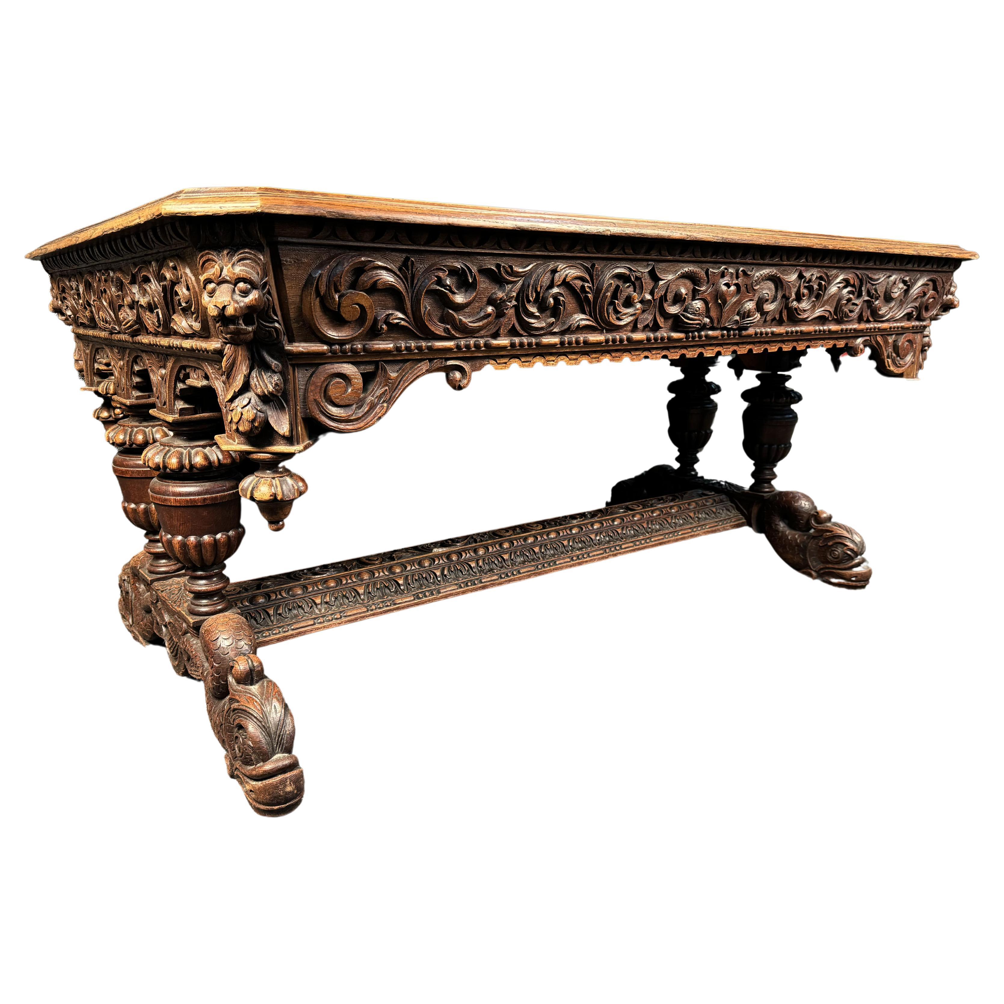 Magnifique table centrale en forme de dauphin flamand. Fabriqué en chêne massif dans le dernier quart du 19e siècle. Sculptée à la main avec des motifs ornés,  des têtes de lions et des poissons. Il ne manquera pas de faire tourner les têtes dans