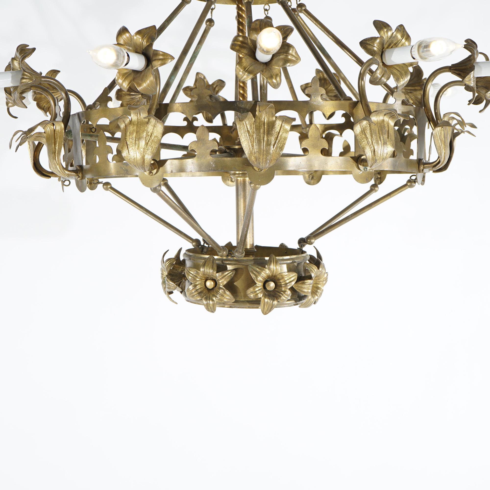 Antiker französischer Kronleuchter mit zwölf Leuchten im Fleur-de-Lis-Design aus Messing und Juwelen, um 1930 im Angebot 4