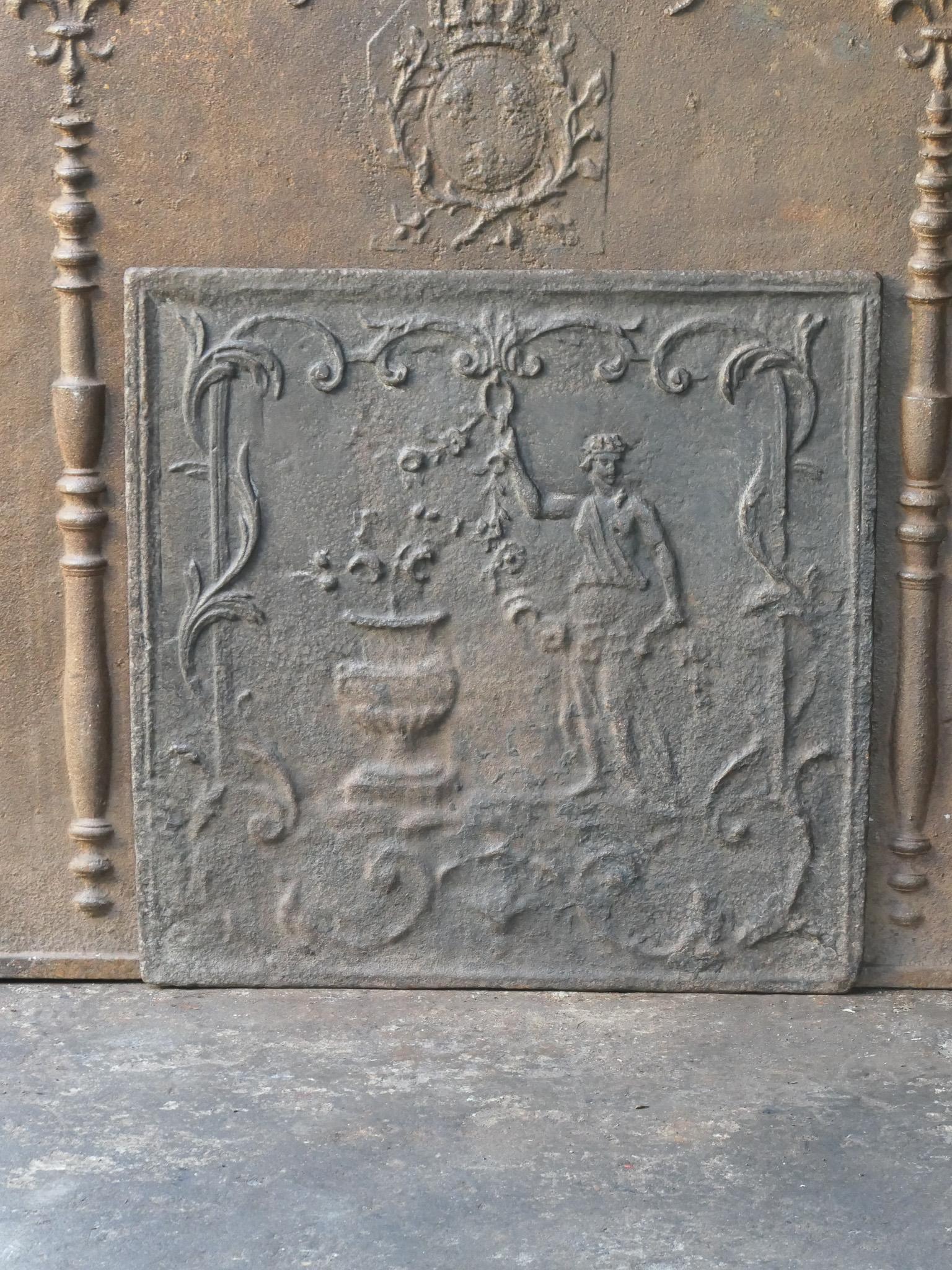 Parafuoco francese della fine del XVIII o dell'inizio del XIX secolo con Flora, dea della primavera e dei fiori. Periodo neoclassico.

Lo schienale è in ghisa e presenta una patina marrone naturale. Su richiesta può essere realizzato in nero o