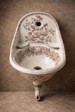 Antique French Lavabo de Pared de Cerámica Floral Romántica, Circa 1900