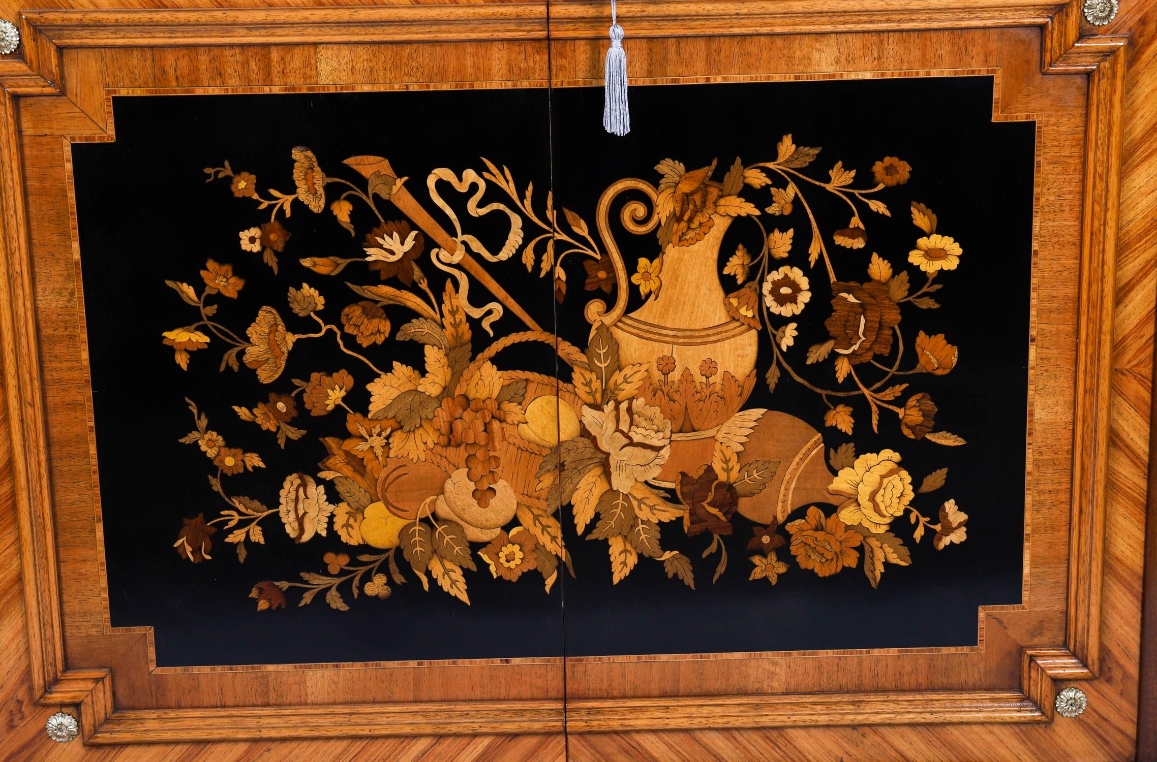 Inizio XX secolo Antique French Intarsio floreale con bordo in marmo Circa 1900 in vendita