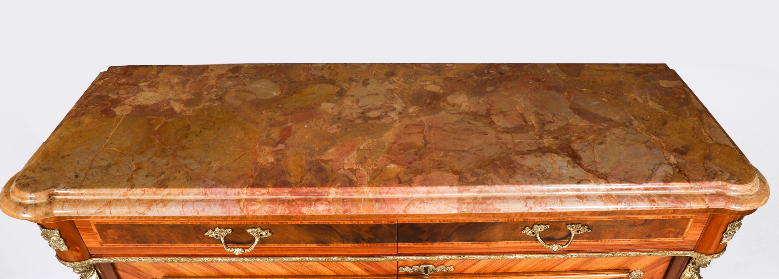 Similoro Antique French Intarsio floreale con bordo in marmo Circa 1900 in vendita