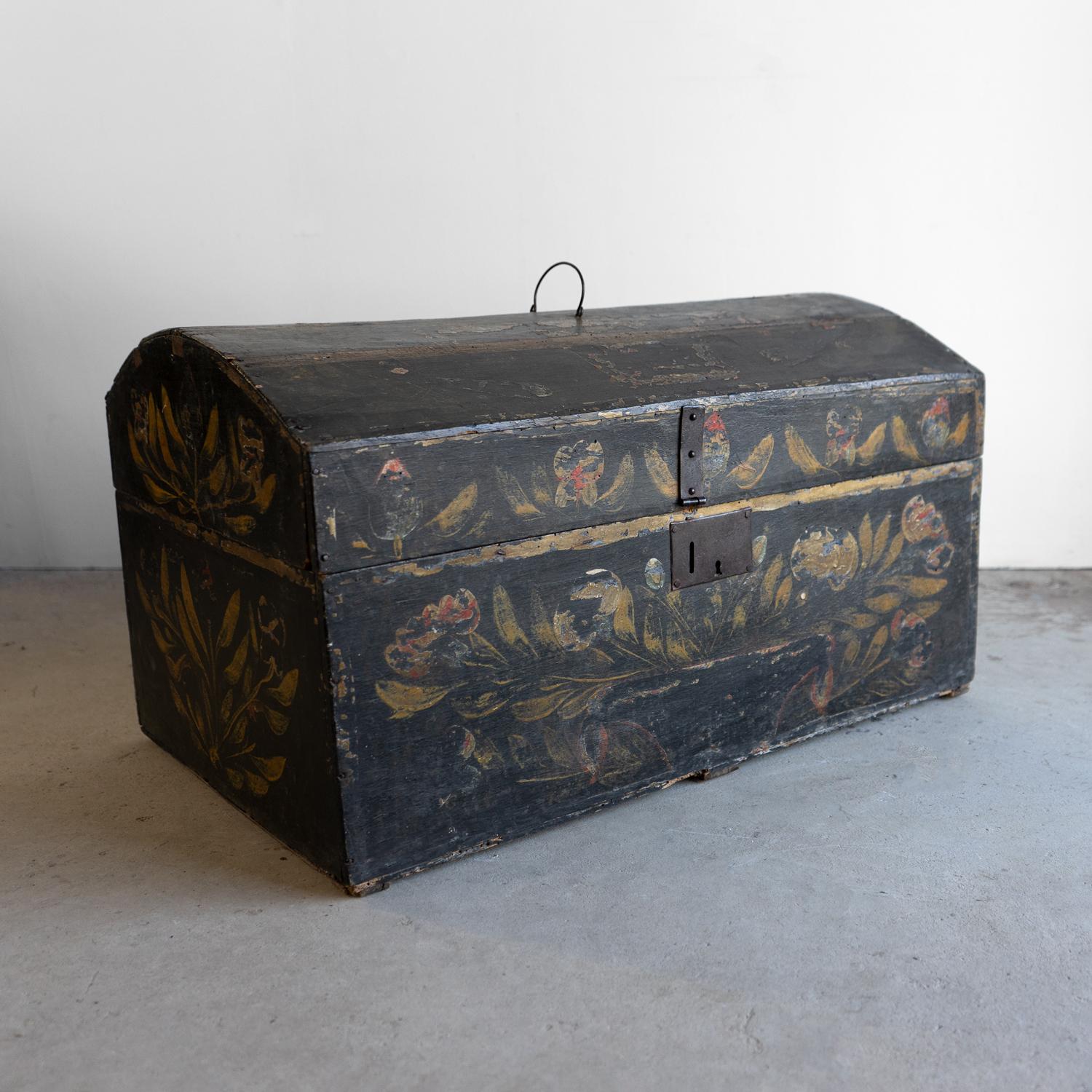 Antique French Floral Painted Folk Art Marriage Chest, Finales Siglo XVIII en venta 2