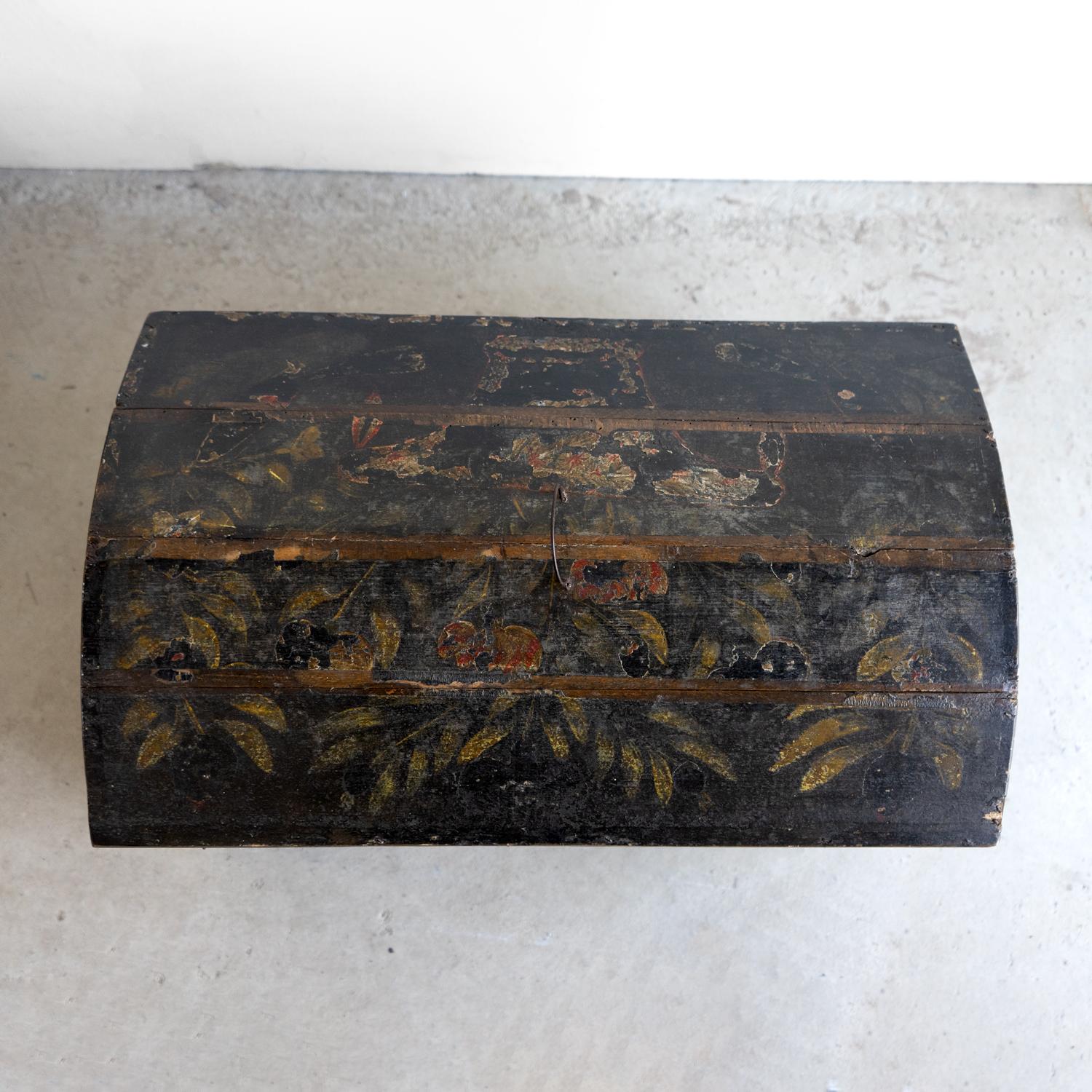 Antique French Floral Painted Folk Art Marriage Chest, Finales Siglo XVIII en venta 3