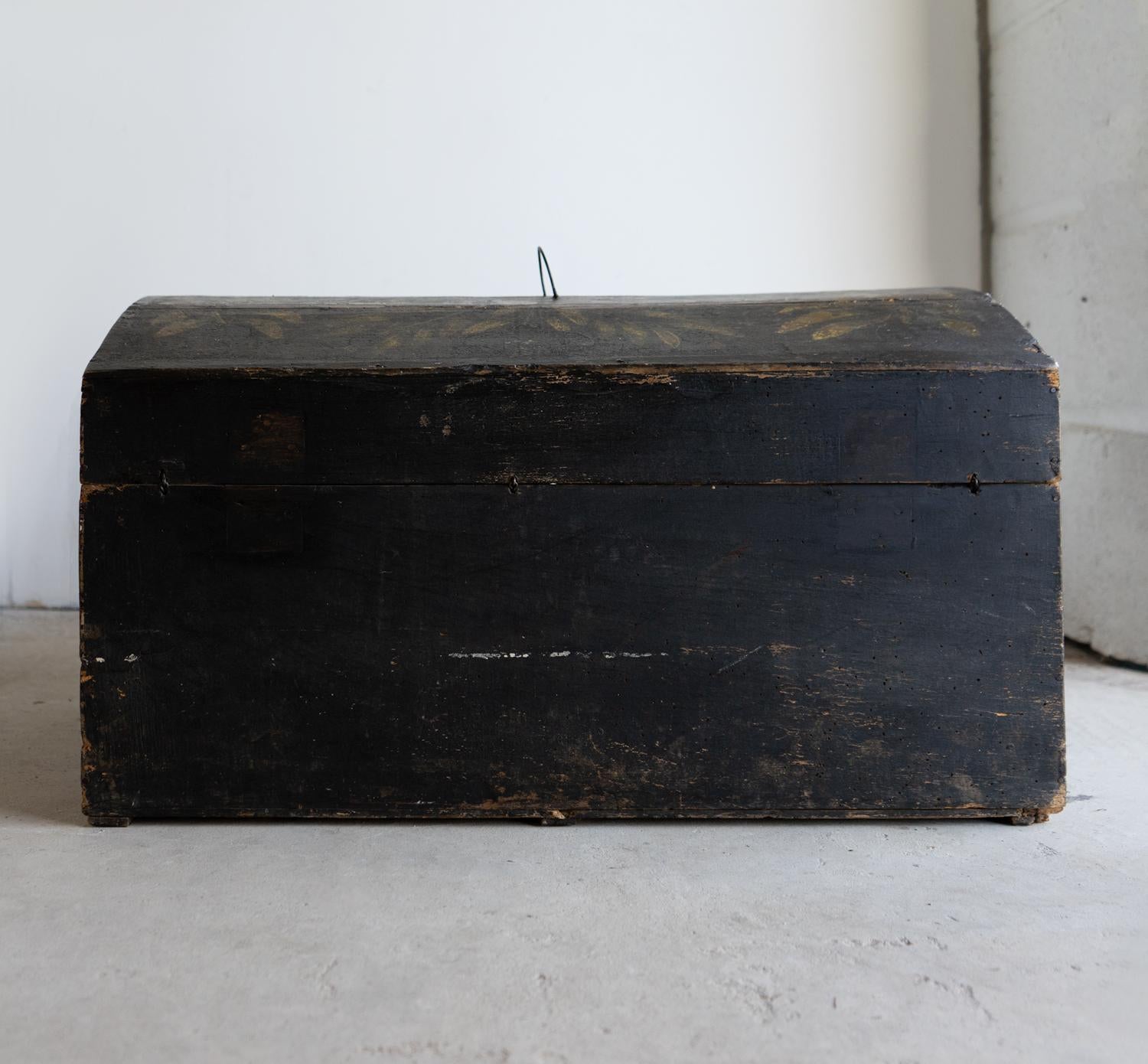 Antique French Floral Painted Folk Art Marriage Chest, Finales Siglo XVIII en venta 4