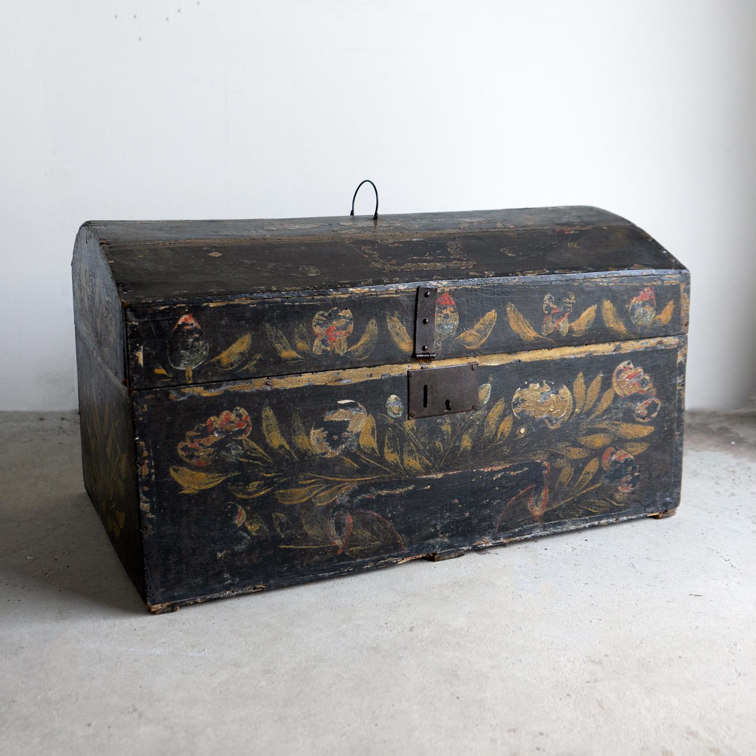BAÚL ABOVEDADO PINTADO ANTIGUO

Arcón muy decorativo de bellas proporciones con la parte superior ligeramente abombada.

Hecho de madera blanda en su pintura original con decoración floral pintada a mano sobre un fondo oscuro carbón/negro.

Estos