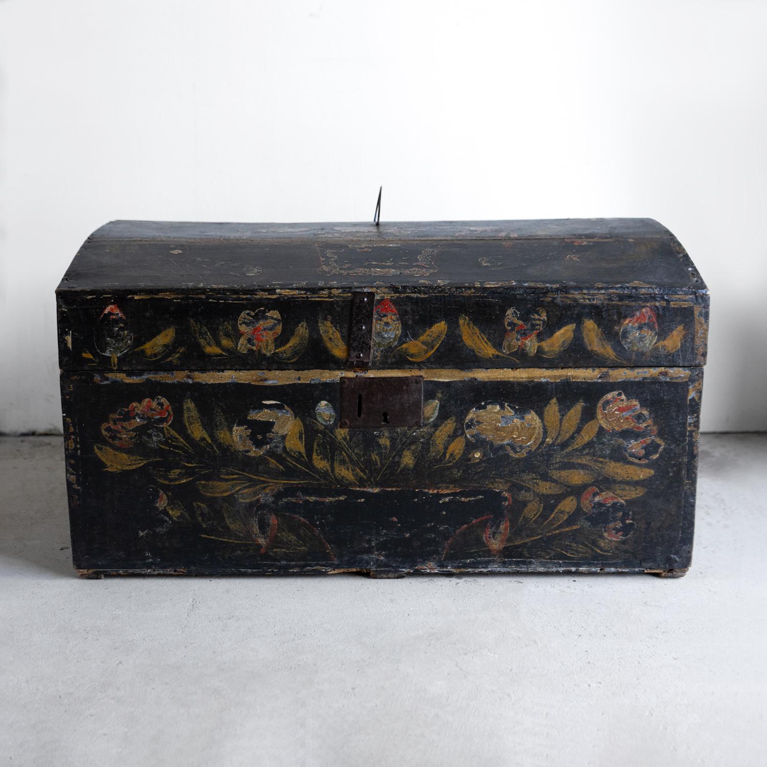 Antique French Floral Painted Folk Art Marriage Chest, Finales Siglo XVIII Francés en venta