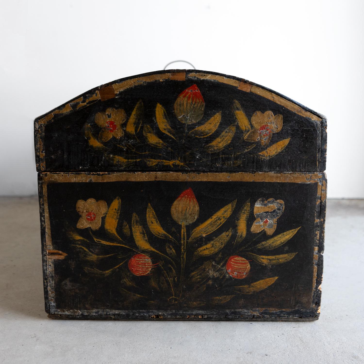 Antique French Floral Painted Folk Art Marriage Chest, Finales Siglo XVIII Hecho a mano en venta