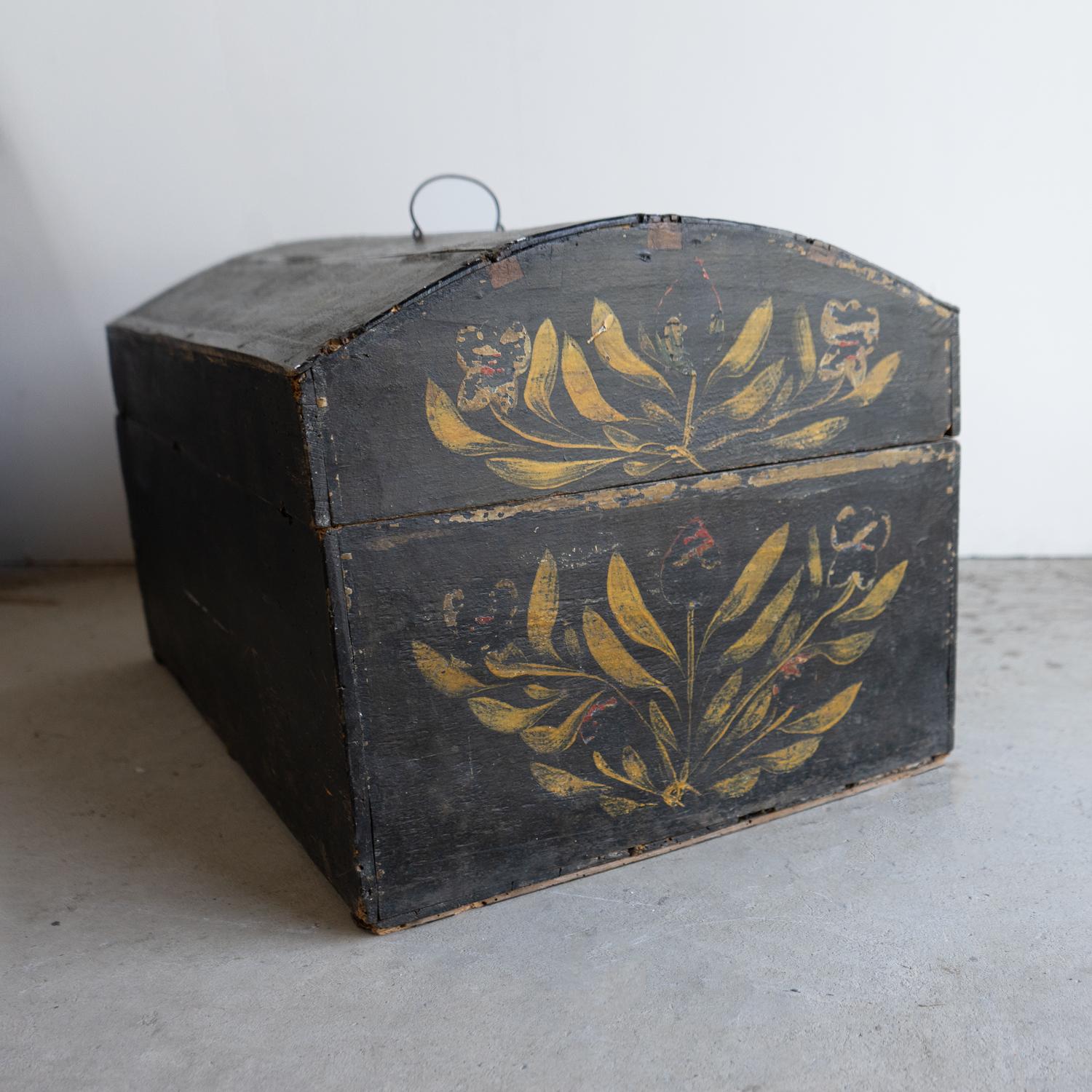 Antique French Floral Painted Folk Art Marriage Chest, Finales Siglo XVIII en Bueno estado para la venta en Bristol, GB