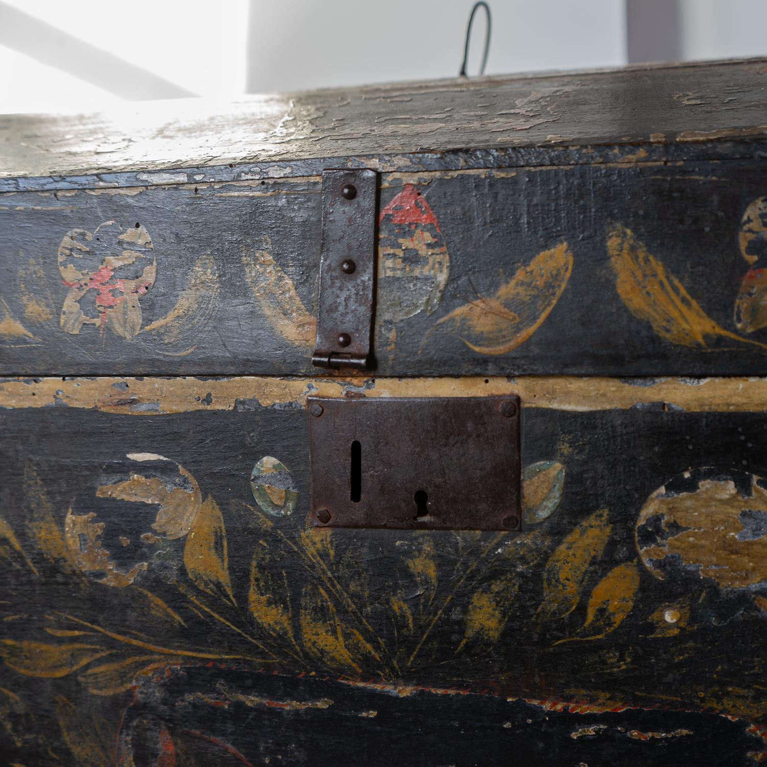 Antique French Floral Painted Folk Art Marriage Chest, Finales Siglo XVIII siglo XVIII en venta