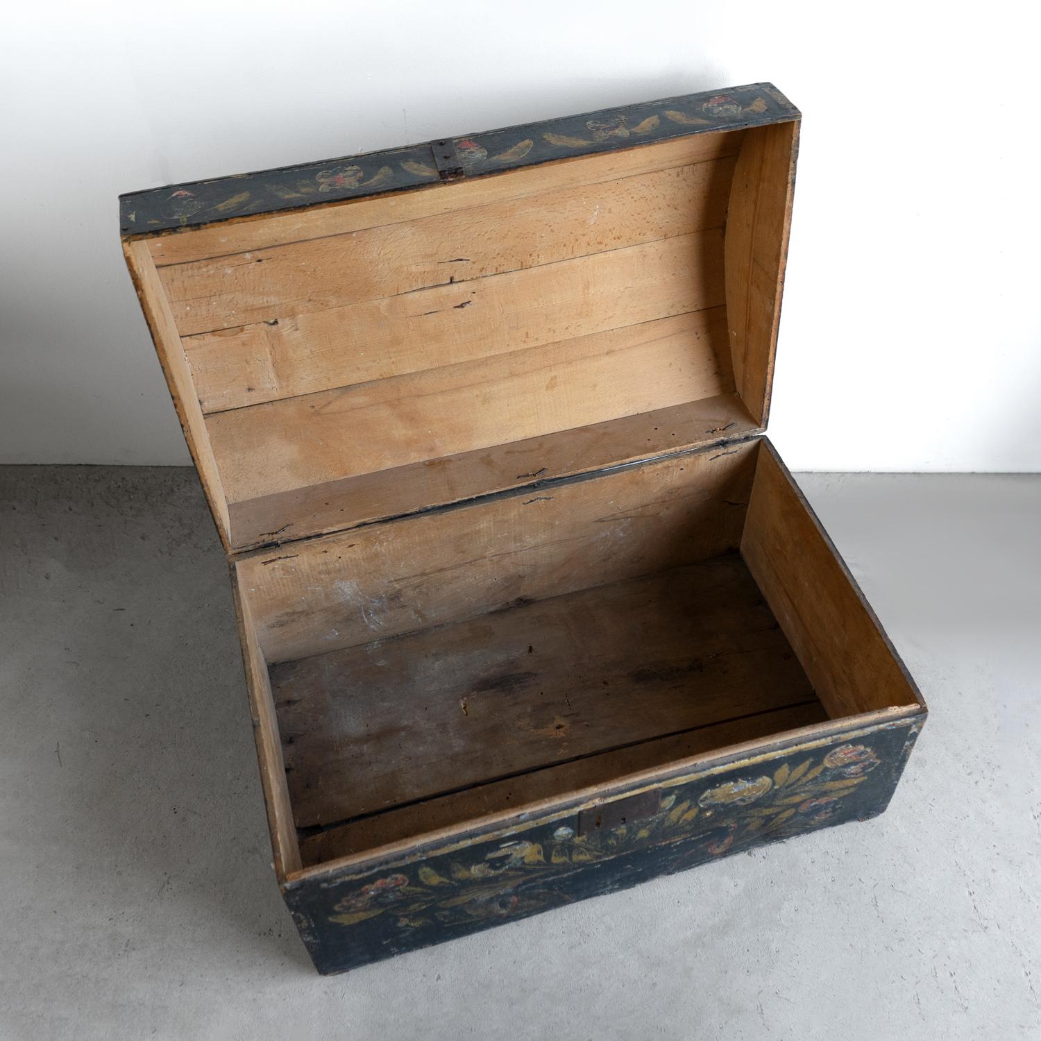 Antique French Floral Painted Folk Art Marriage Chest, Finales Siglo XVIII en venta 1