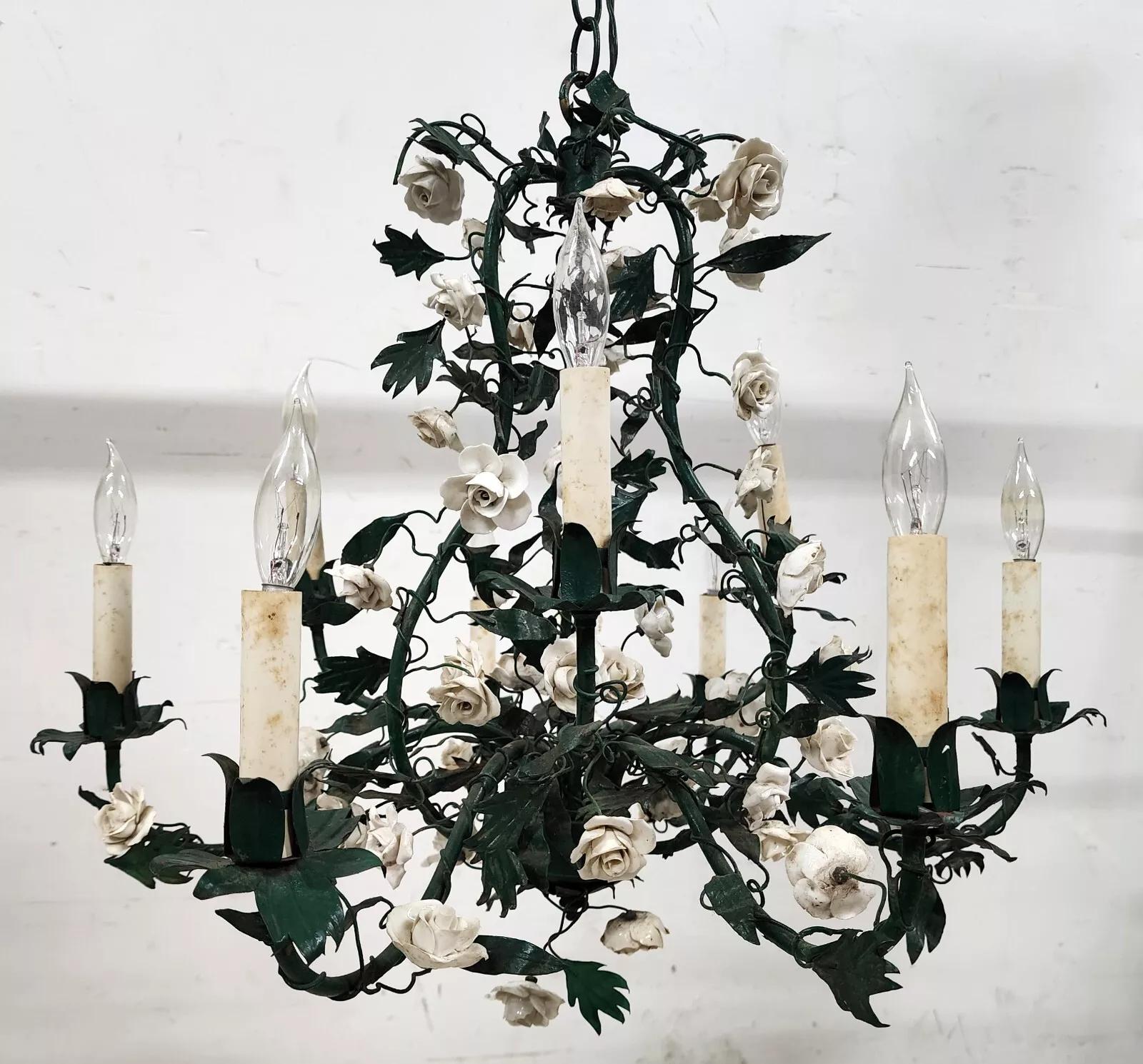 Stile provenzale Antique French Porcelaine de Saxe Tole Floral Chandelier in vendita