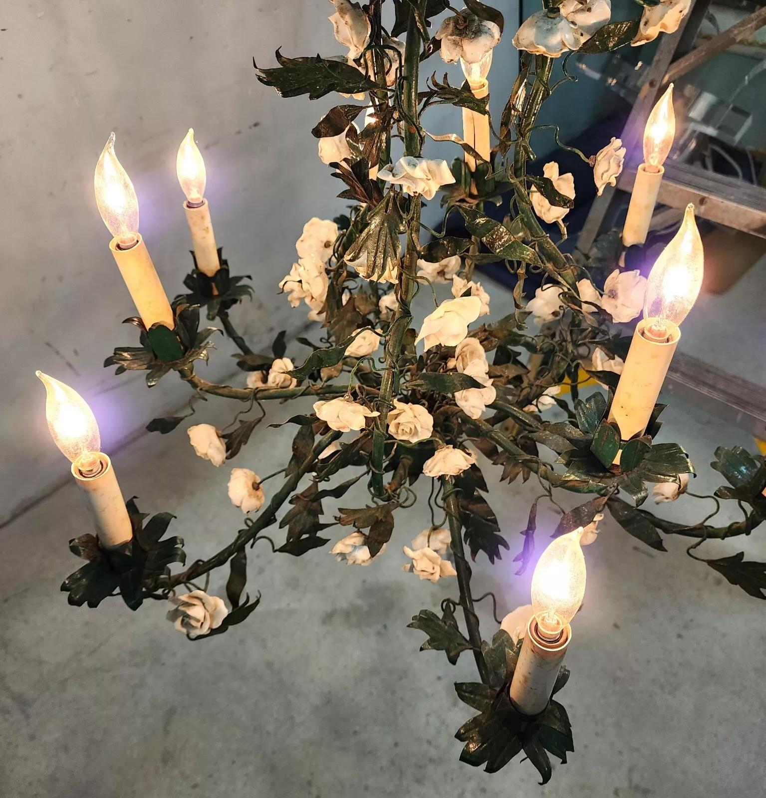Antique French Porcelaine de Saxe Tole Floral Chandelier In condizioni buone in vendita a Lake Worth, FL