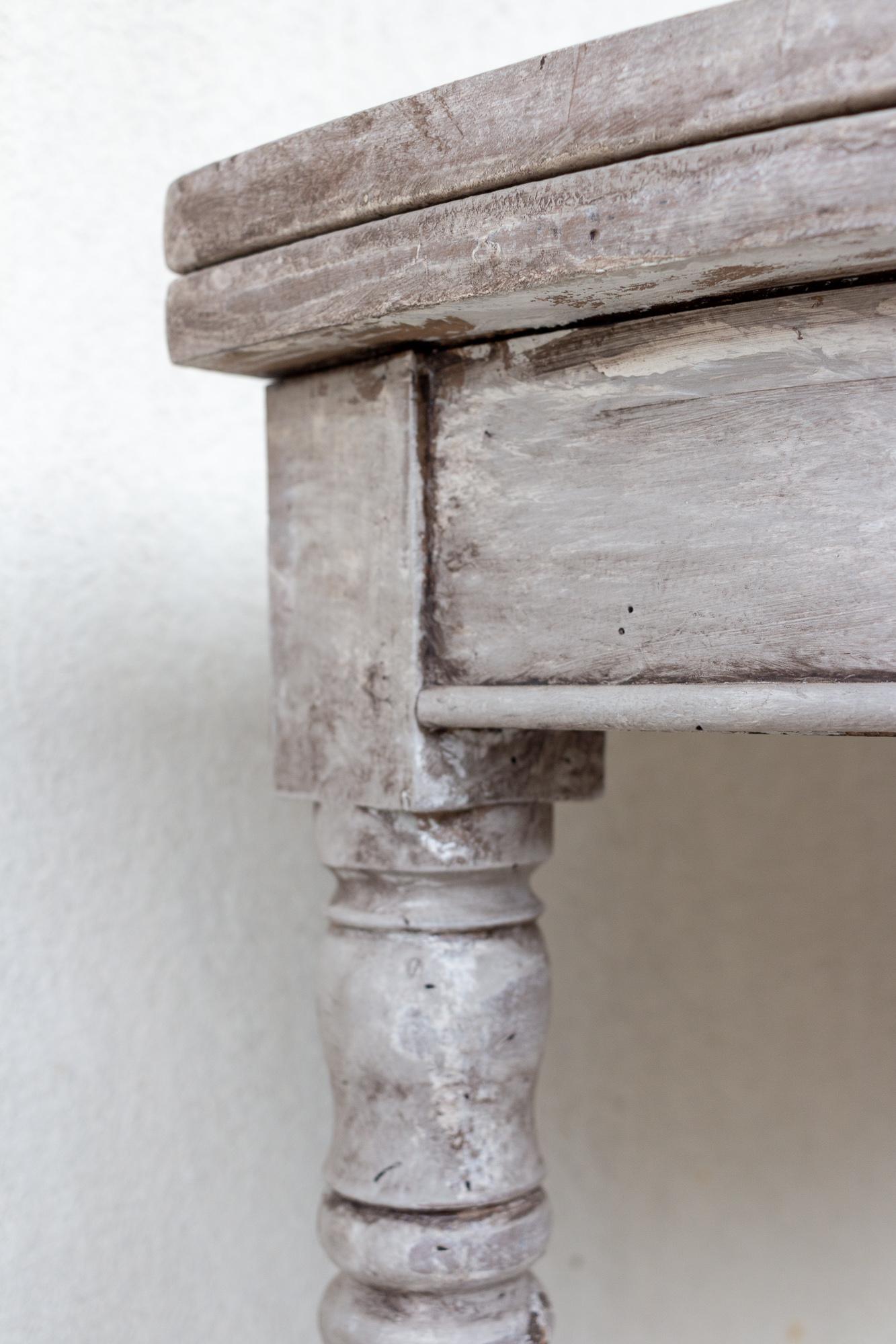 Quercia Antique French Console Demi-lune pieghevole e tavolo rotondo in finitura greige