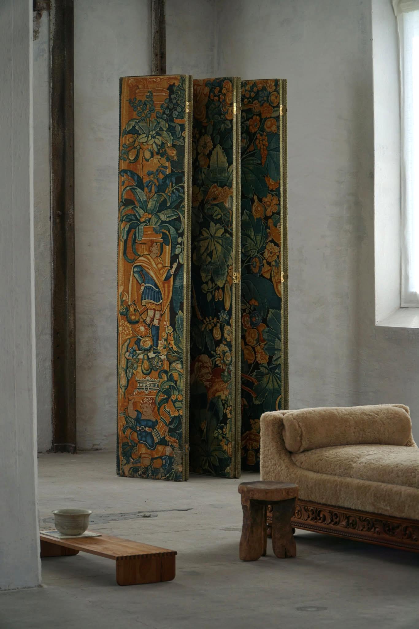 Antique French Folding Screen / Room Divider, Gobelin Tapestry Fabric, 1850s Art Nouveau en venta