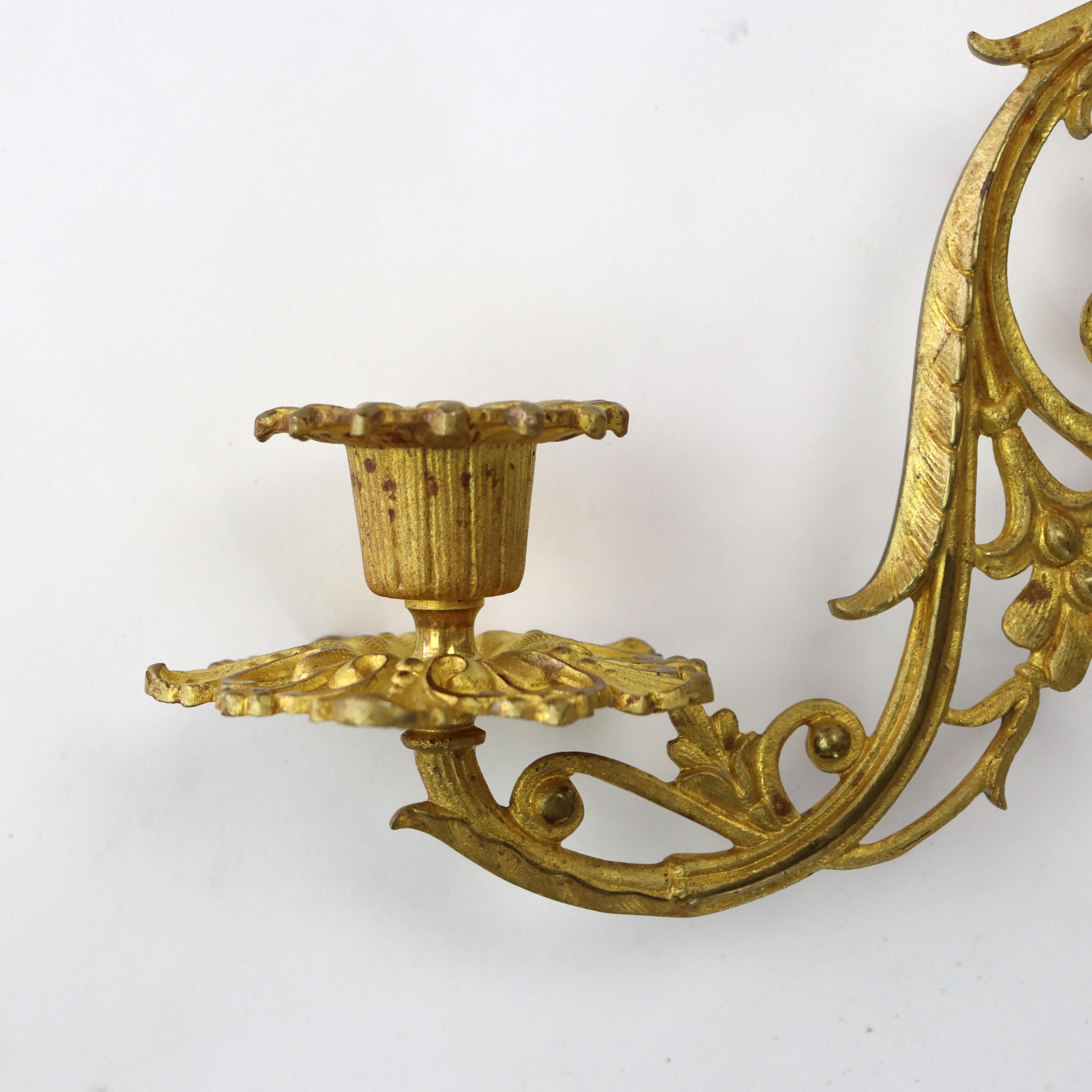 Applique murale à une bougie en bronze doré français de forme feuillagée antique  C1890.    
Dimensions - 5 