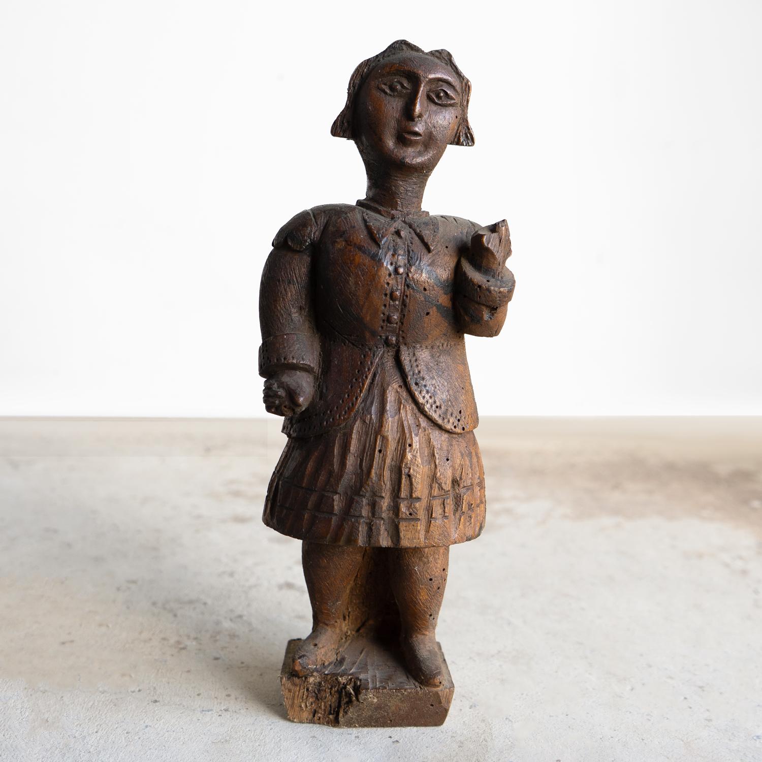 TALLA FRANCESA ANTIGUA EN MADERA

Una pieza enormemente decorativa y encantadora que representa a una mujer con vestimenta tradicional.

Tallada en un estilo bastante ingenuo y folclórico, pero logrado, con detalles maravillosos, incluidos los