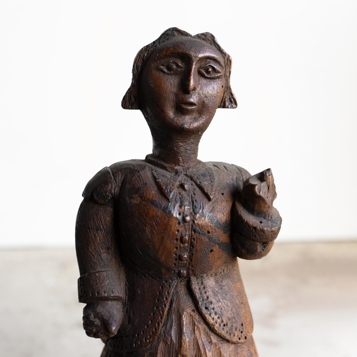 Antique French Folk Art Carved Figura de Mujer, Escultura tallada en madera, S. XIX Francés en venta