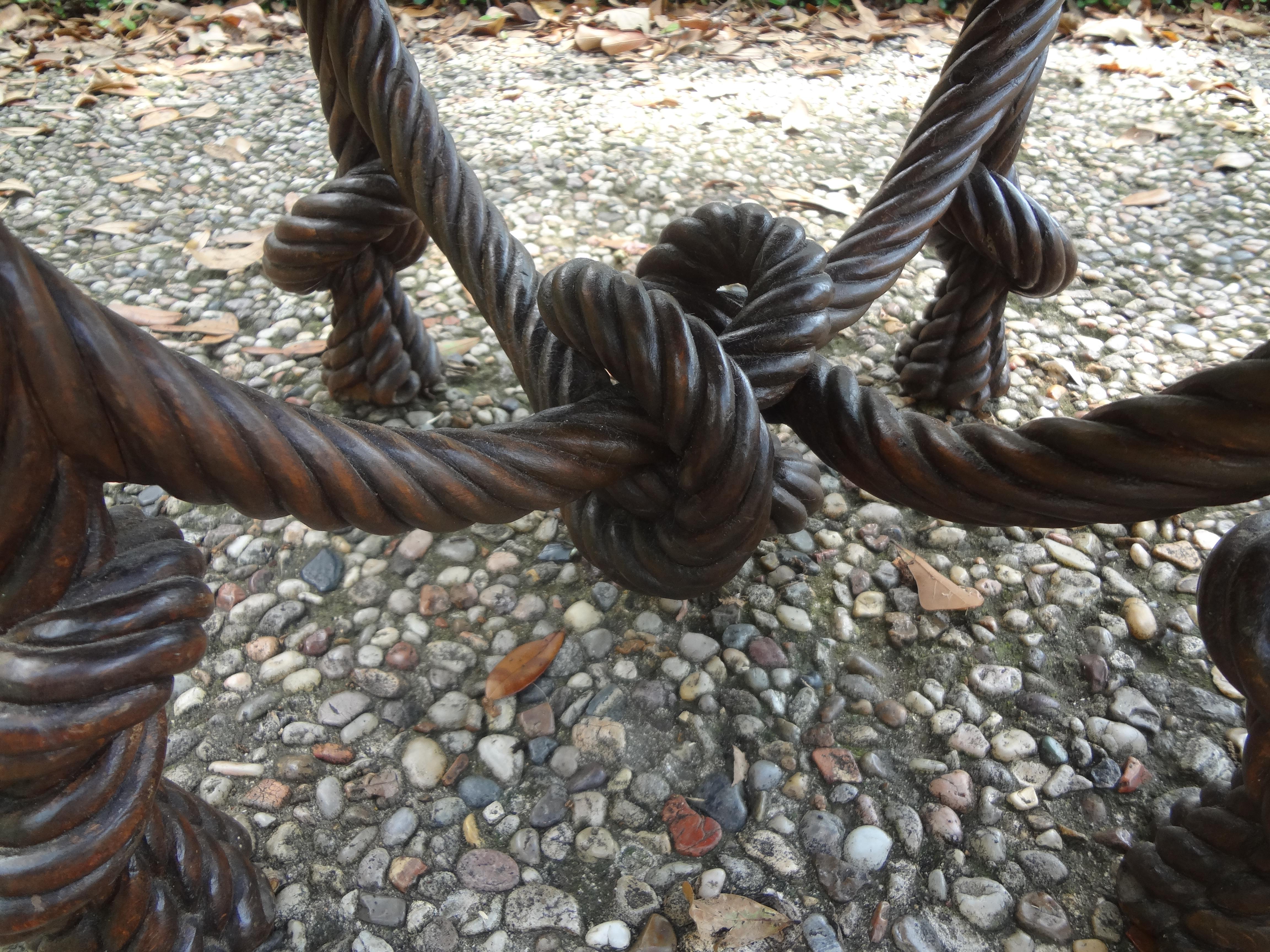 Sculpté Ancienne Ottomane française à corde nouée et glands de style Doier en vente