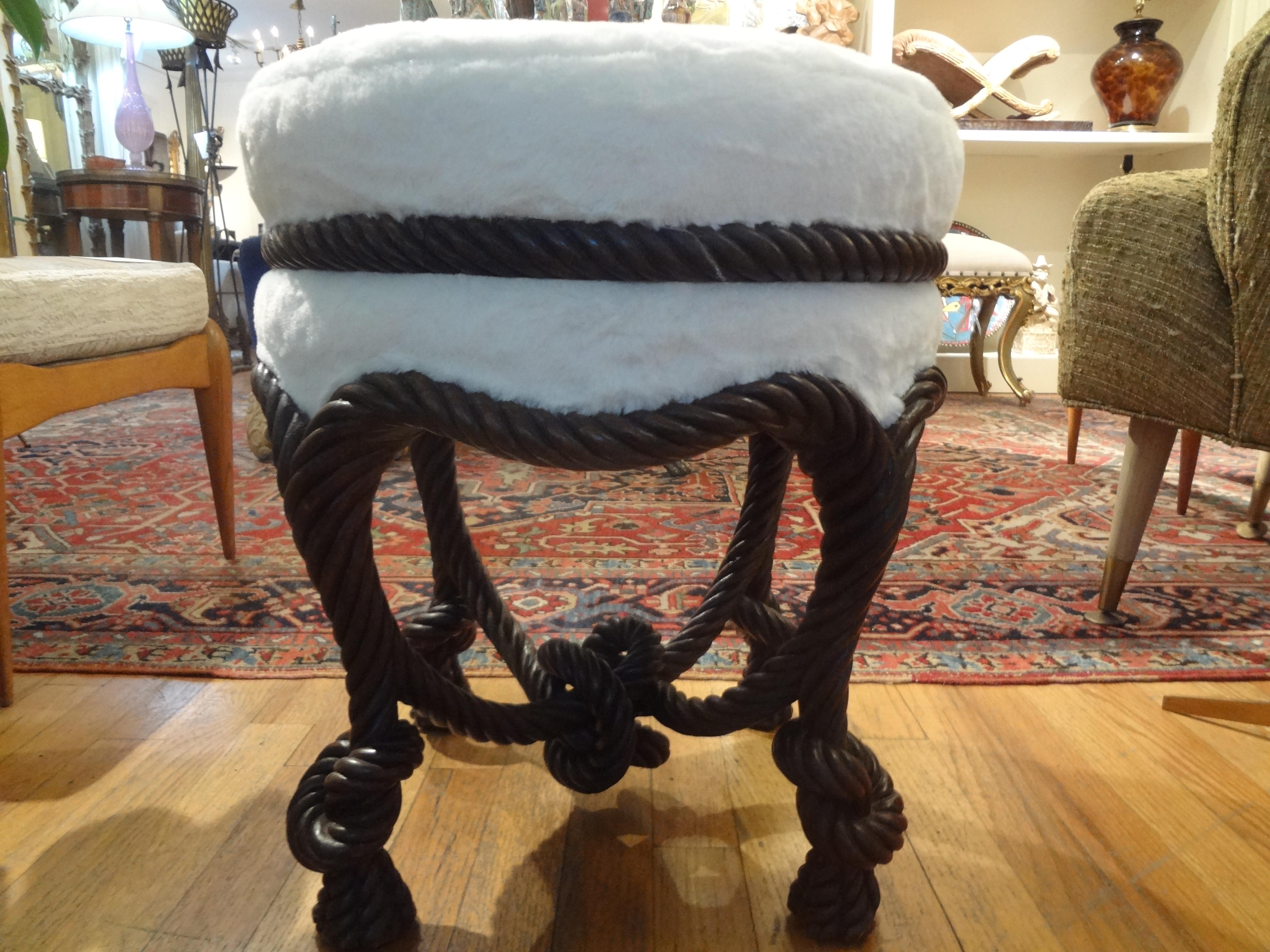 Noyer Ancien ottoman français de style Fournier à corde et pompons noués en vente