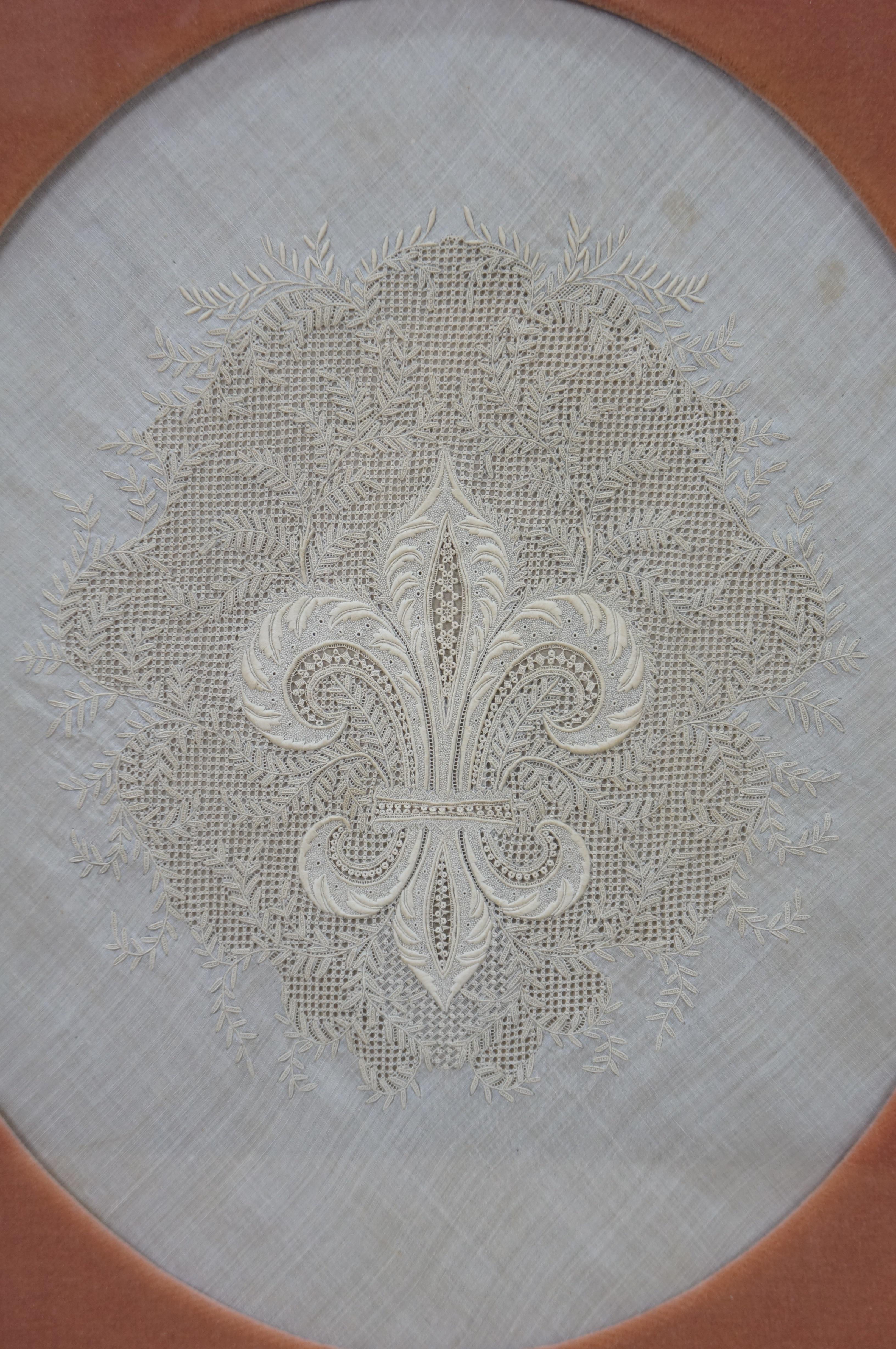 Antique French gerahmt weißem Leinen & Spitze Fleur de Lis bestickt Textil 17