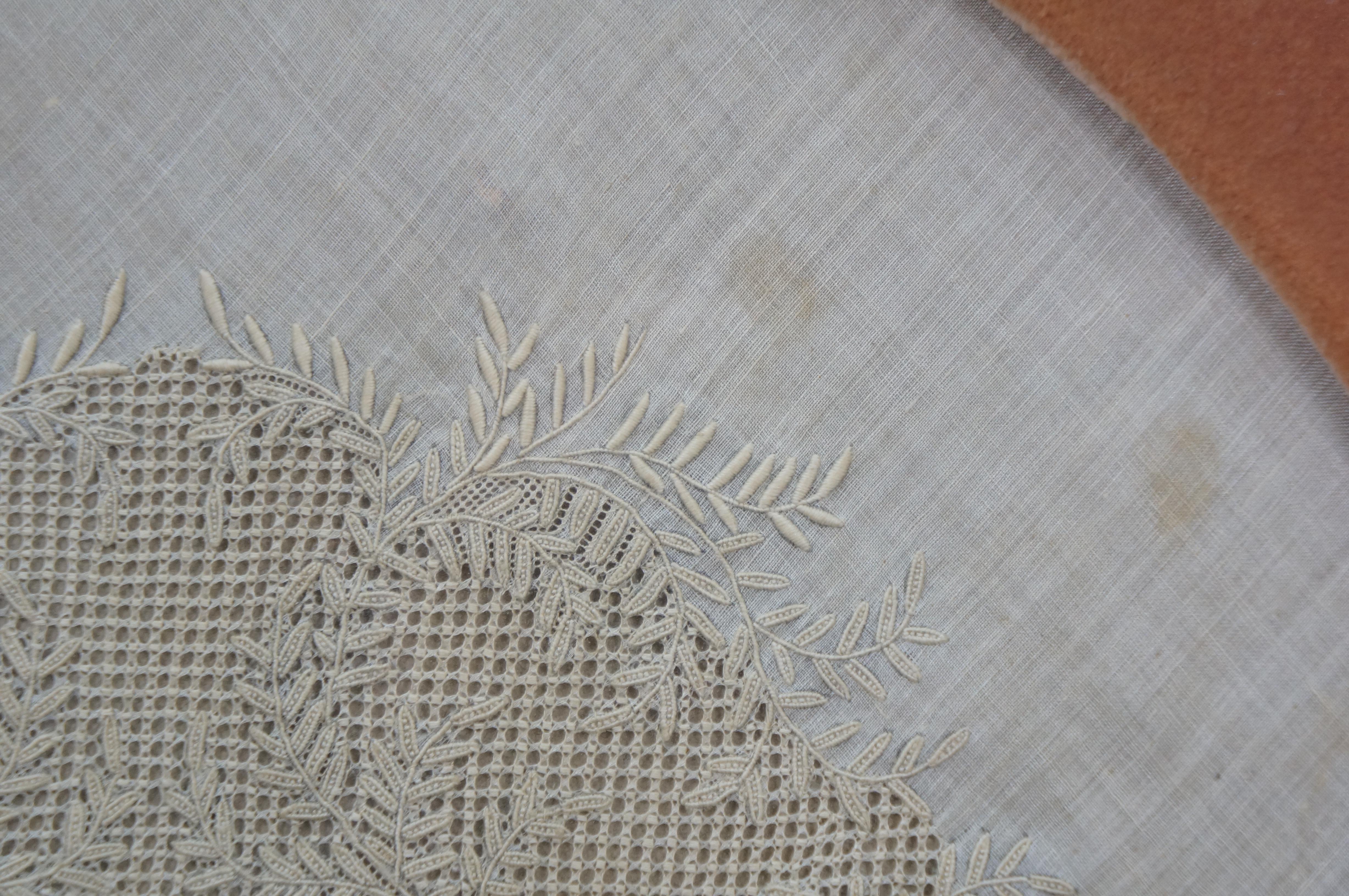 Antique French gerahmt weißem Leinen & Spitze Fleur de Lis bestickt Textil 17